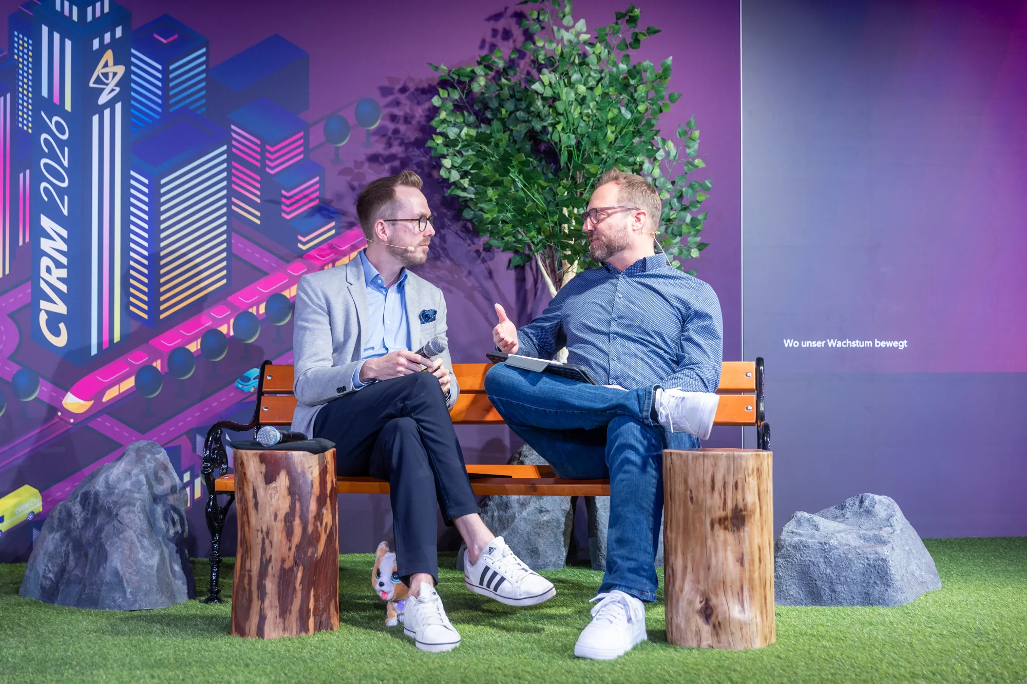 Interview auf der Parkbank im Bühnenbild der AstraZeneca CVRM Tagung 2026 in Berlin