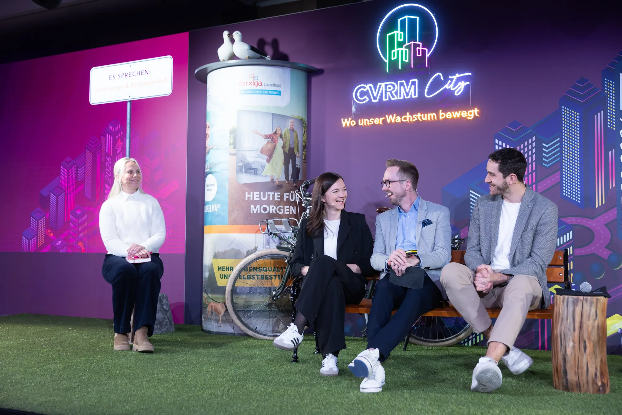 Panel im Bühnenbild CVRM City bei der AstraZeneca CVRM Tagung 2026 in Berlin
