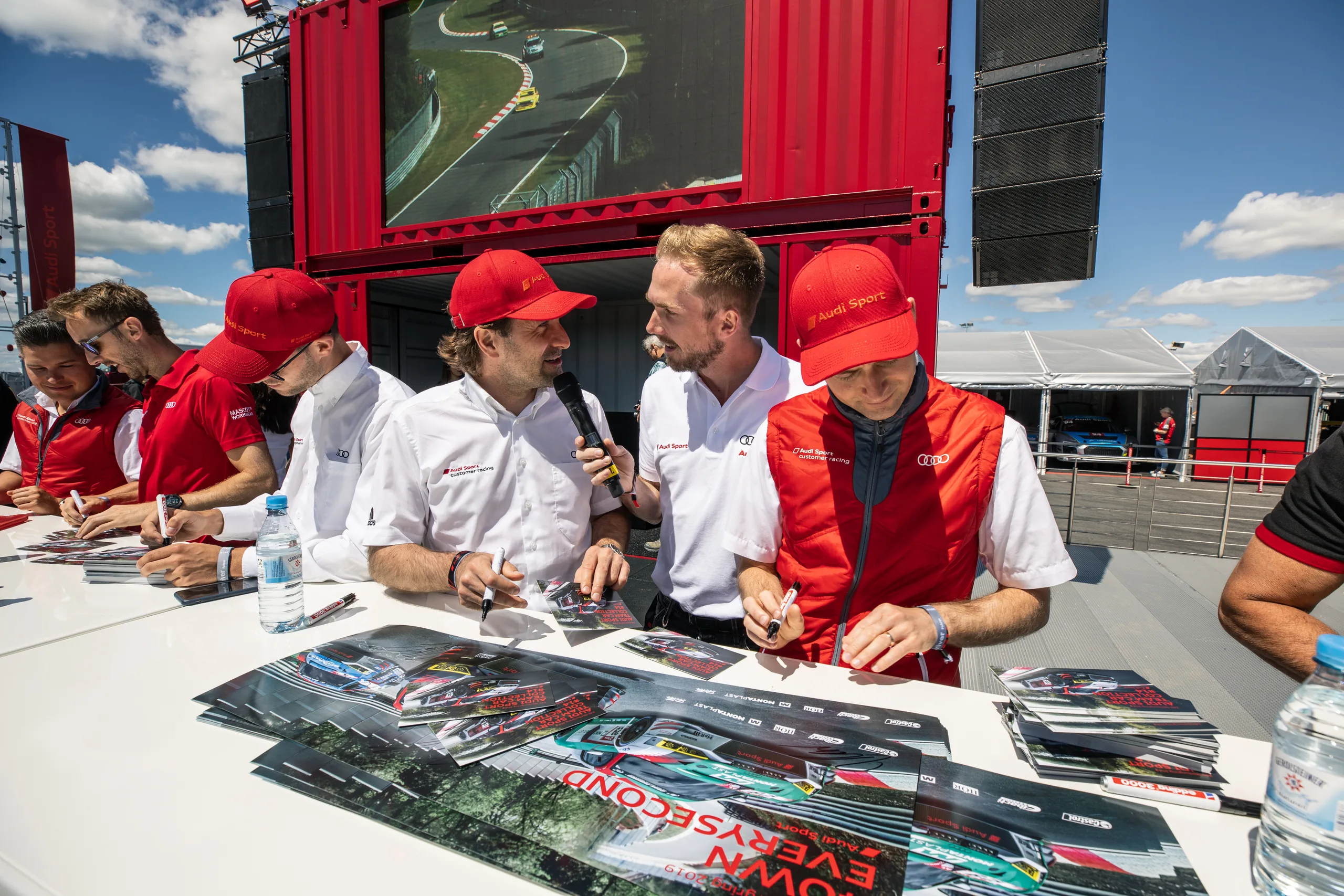 Moderator Felix Uhlig bei der Autogrammstunde von Audi Sport beim 24h-Rennen 2019 am Nürburgring