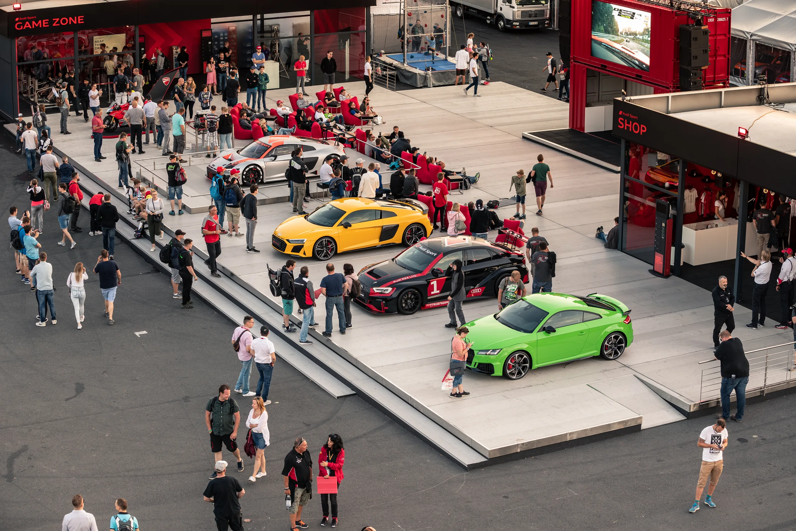 Blick über den Audi-Sport-Bereich mit ausgestellten Fahrzeugen beim 24h-Rennen 2019 am Nürburgring