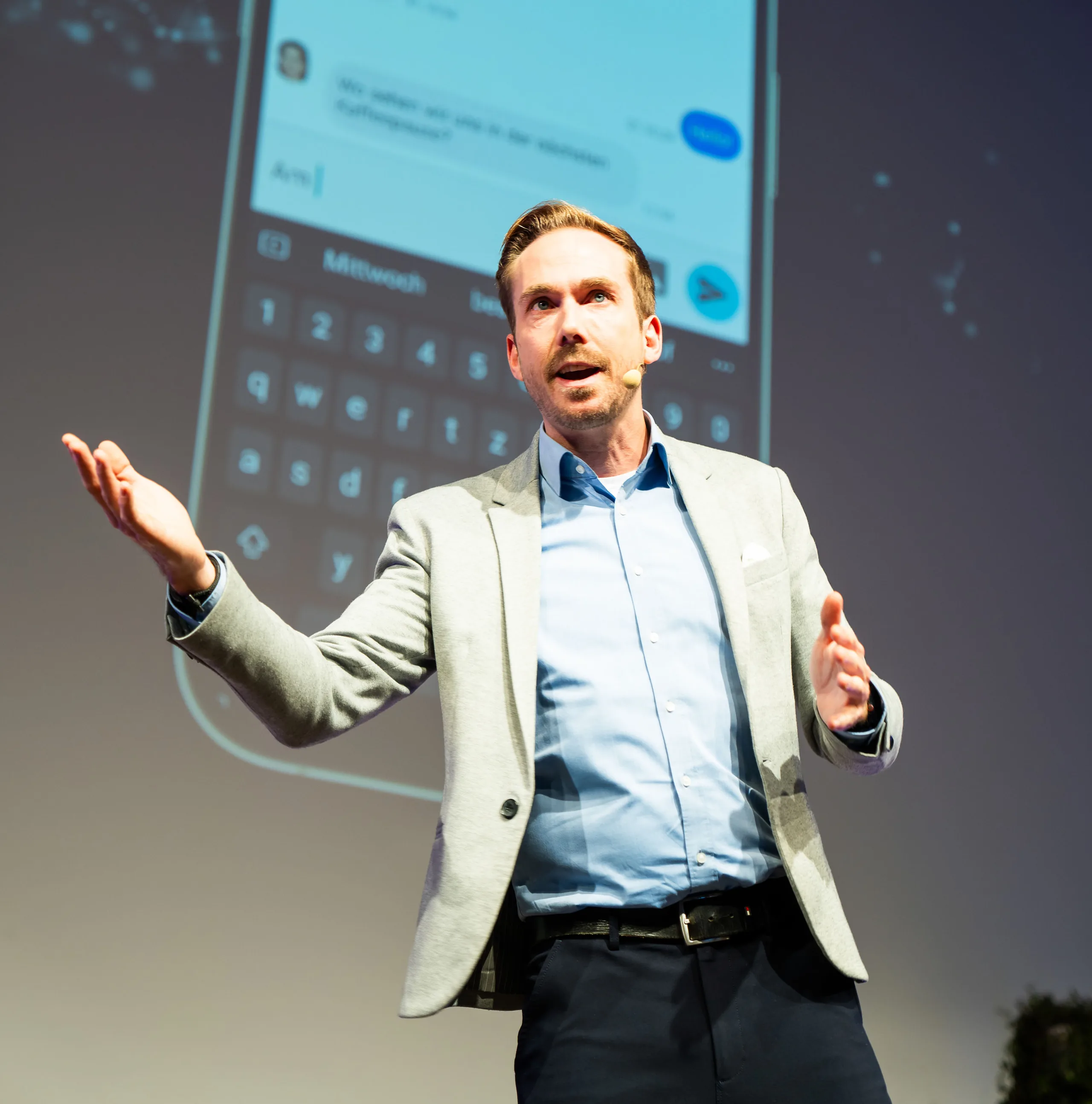Event host Felix Uhlig on stage at the 2024 German training managers' congress in Düsseldorf