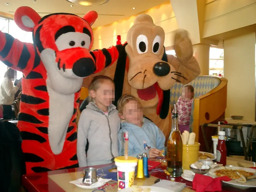 Felix Uhlig im Tigger-Kostüm neben Goofy im Character-Restaurant von Disneyland Paris