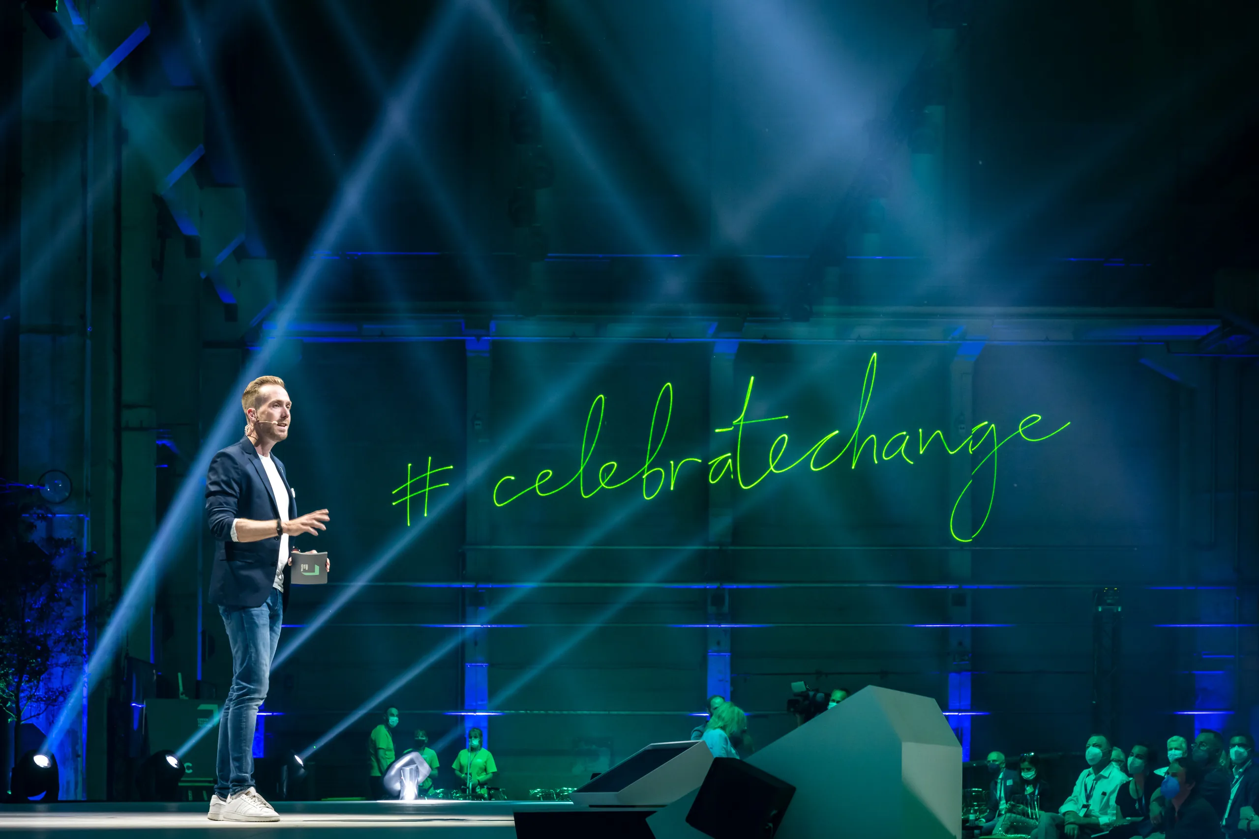 Felix Uhlig vor dem Schriftzug hashtag celebratechange auf der Bühne des Greentech Festival 2021
