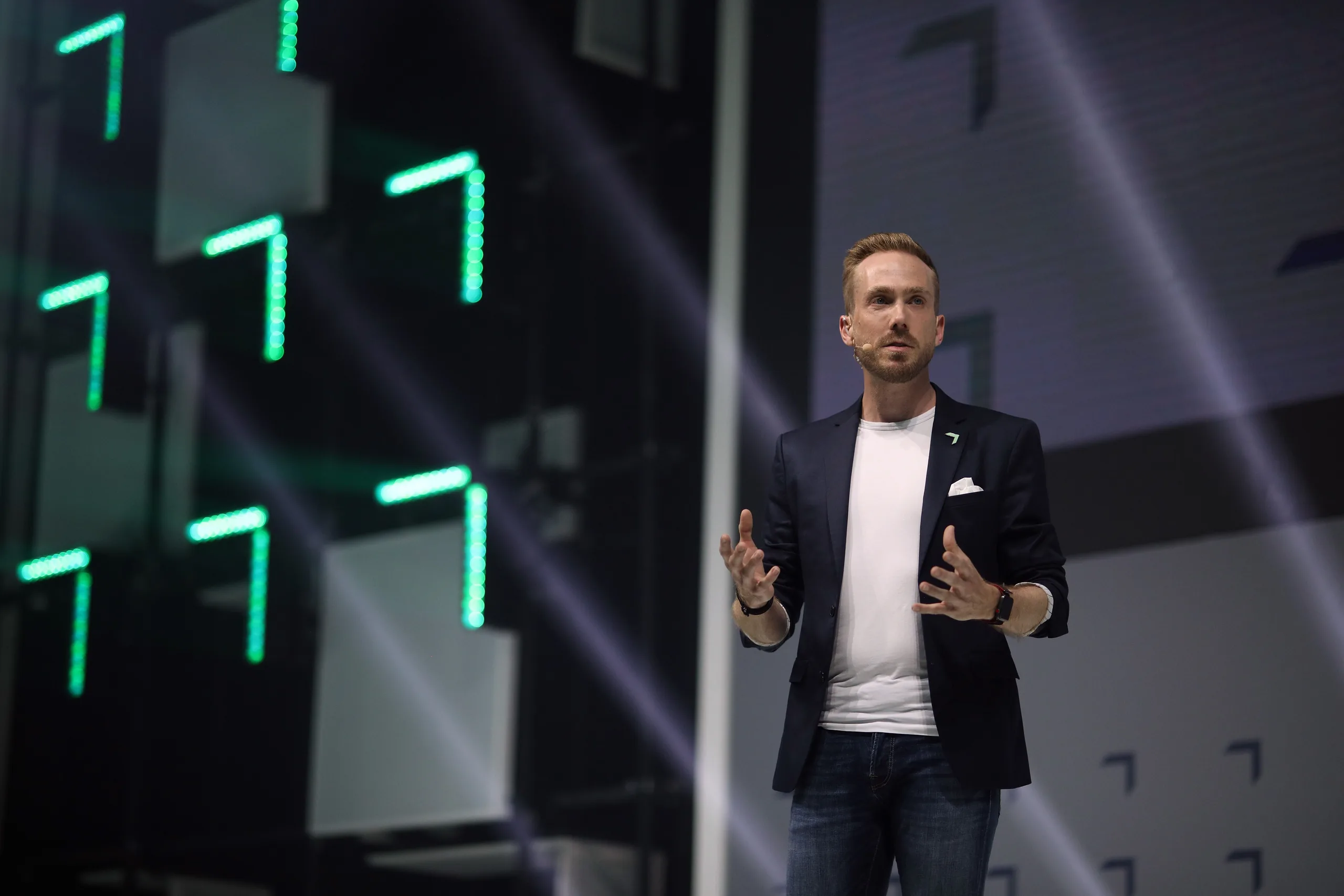 Moderator Felix Uhlig auf der Hauptbühne des Greentech Festival 2021 in Berlin