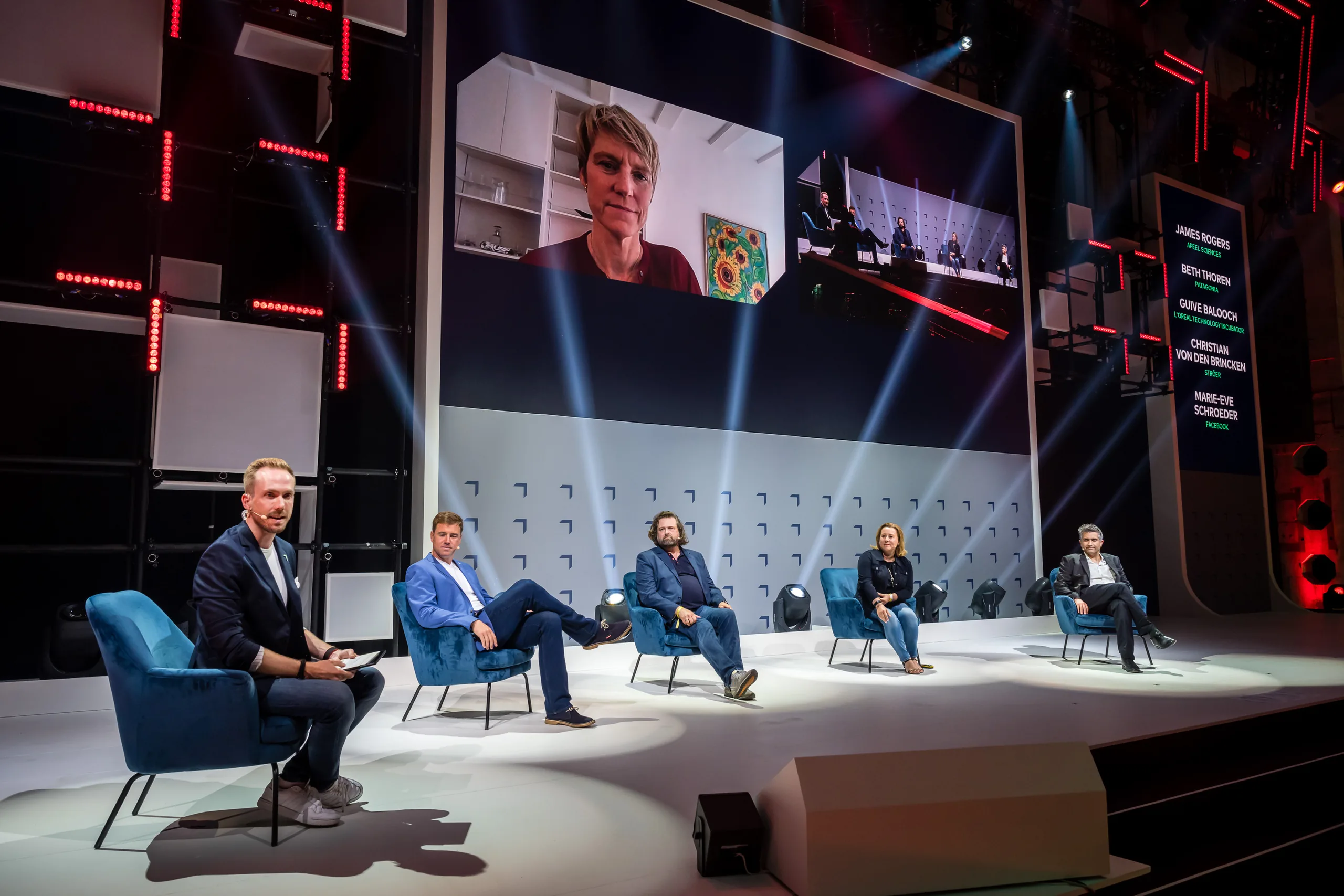 Felix Uhlig moderiert eine Podiumsrunde mit fünf Gästen beim Greentech Festival 2021 in Berlin