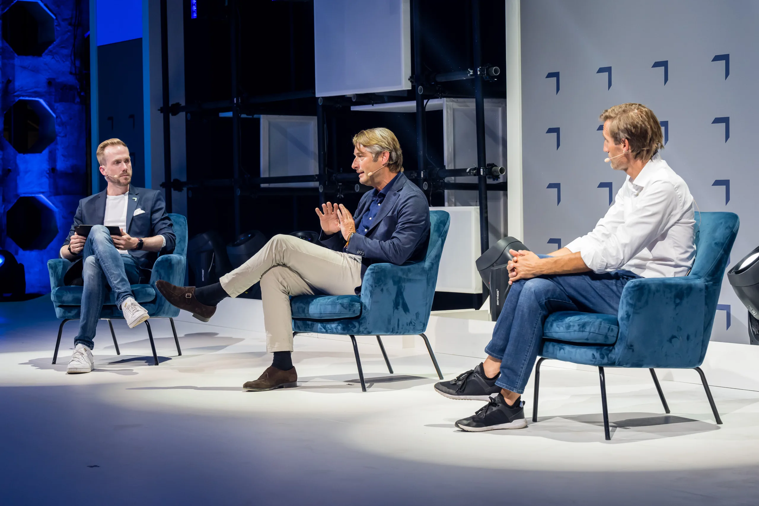 Felix Uhlig im Bühnengespräch mit zwei Gästen beim Greentech Festival 2021 in Berlin