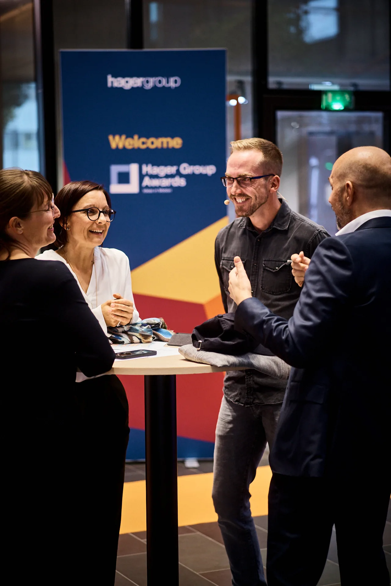 Moderator Felix Uhlig im Gespräch vor der Welcome-Wand der Hager Group Awards 2023