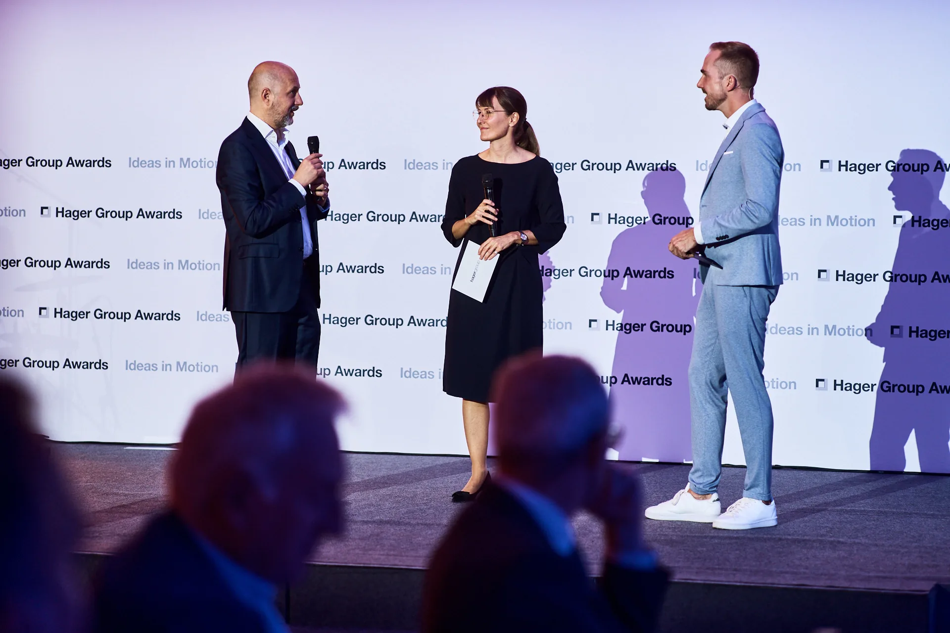 Felix Uhlig mit zwei Gästen bei der Preisverleihung der Hager Group Awards 2023