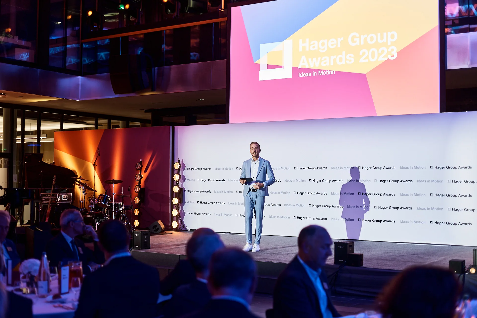 Blick über den Saal der Hager Group Awards 2023 mit Bühne und Leinwand
