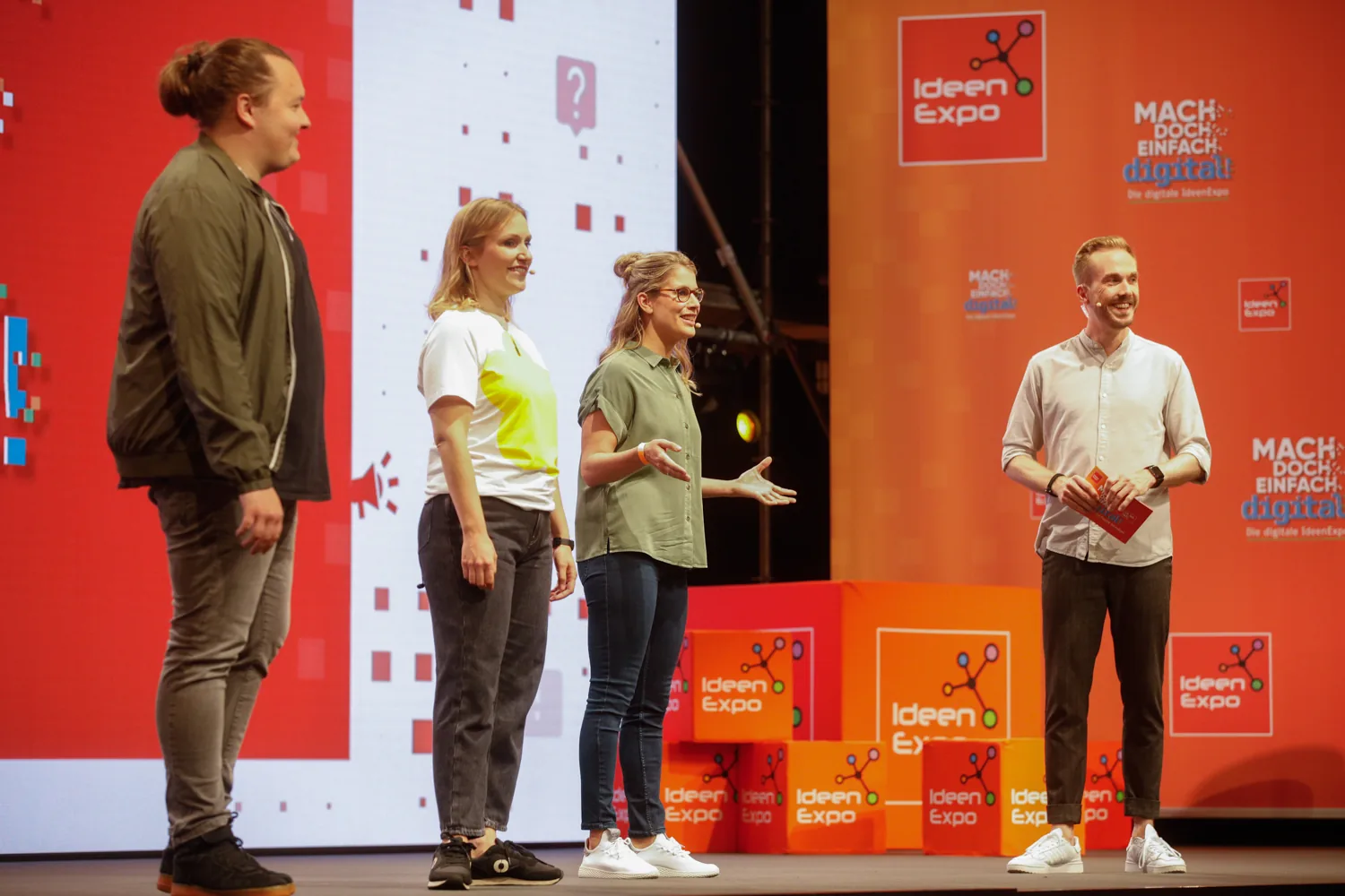 Host Felix Uhlig with young guests on stage at IdeenExpo 2021 in Hannover
