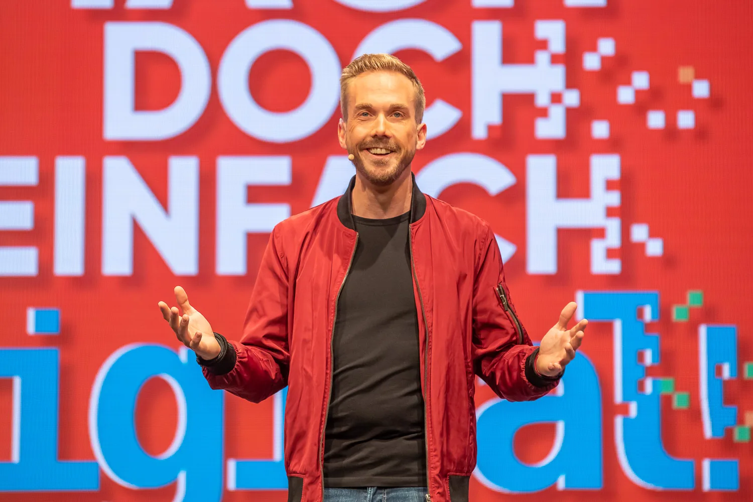 Host Felix Uhlig in front of the IdeenExpo 2021 stage backdrop in Hannover
