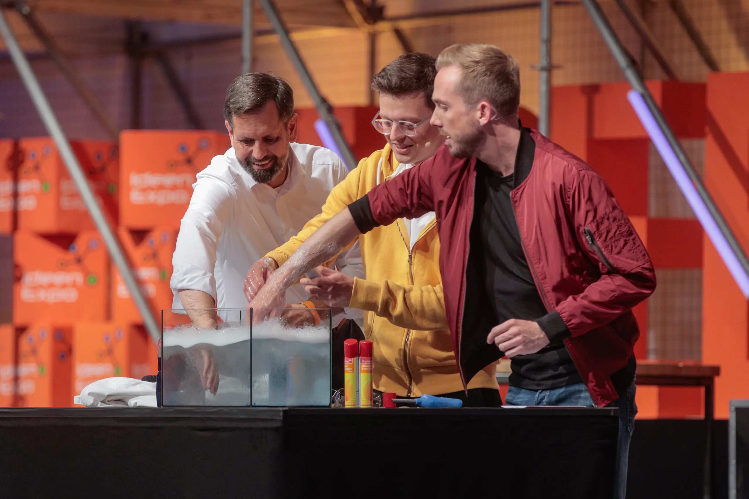 Host Felix Uhlig with Olaf Lies and Jacob Beautemps during an experiment at IdeenExpo 2021 in Hannover