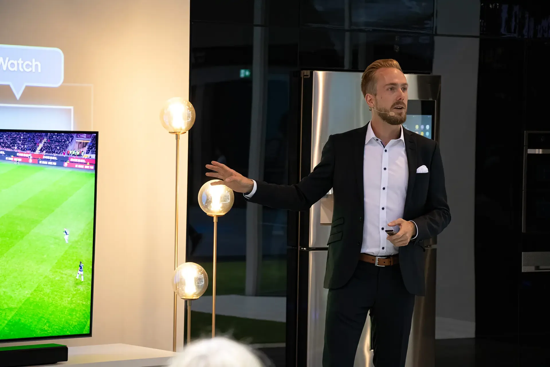 Moderator Felix Uhlig auf der IFA in Berlin für eine Technologie-Messe