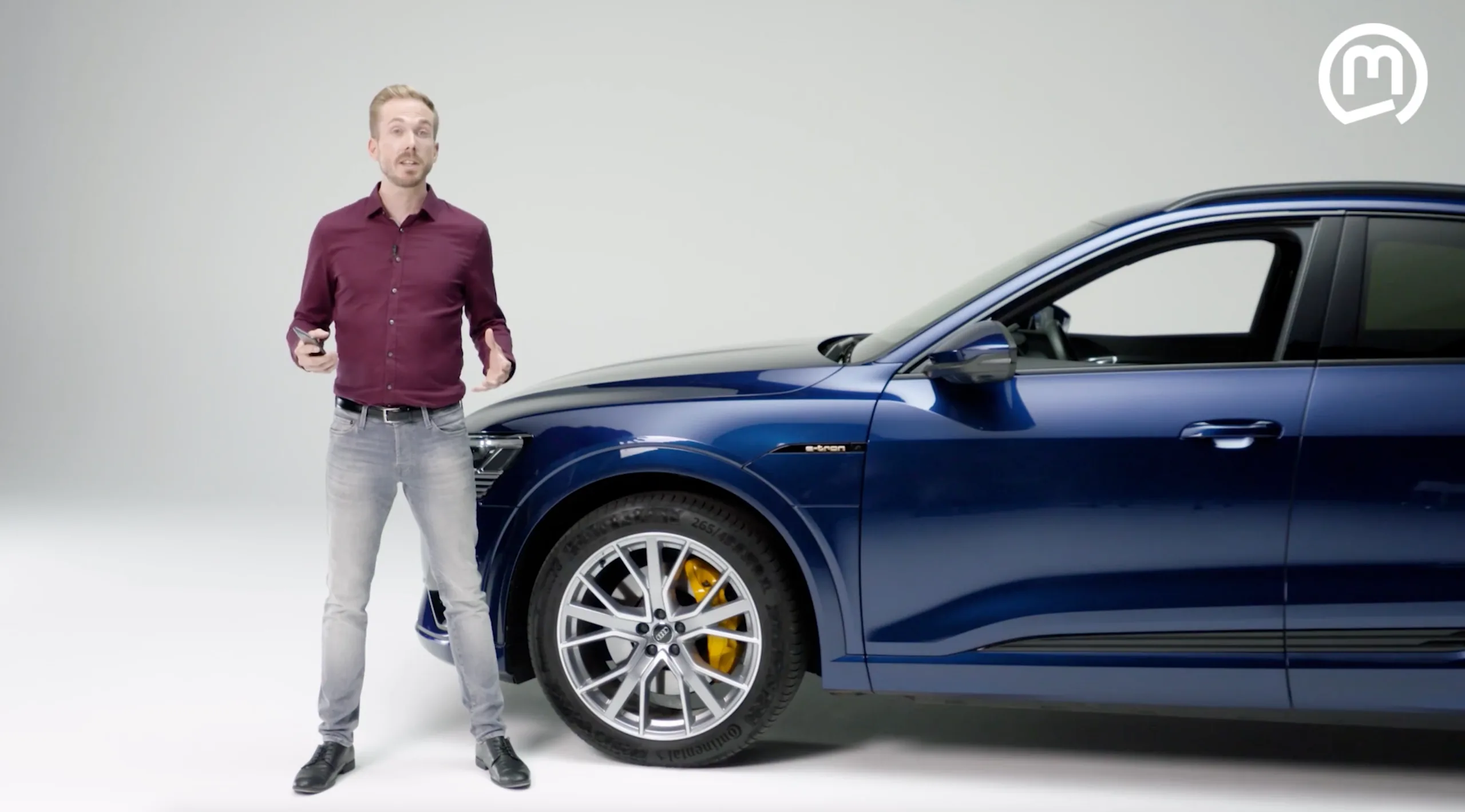 Felix Uhlig neben dem Fahrzeug bei der Produktpräsentation der Marquardt PnD3