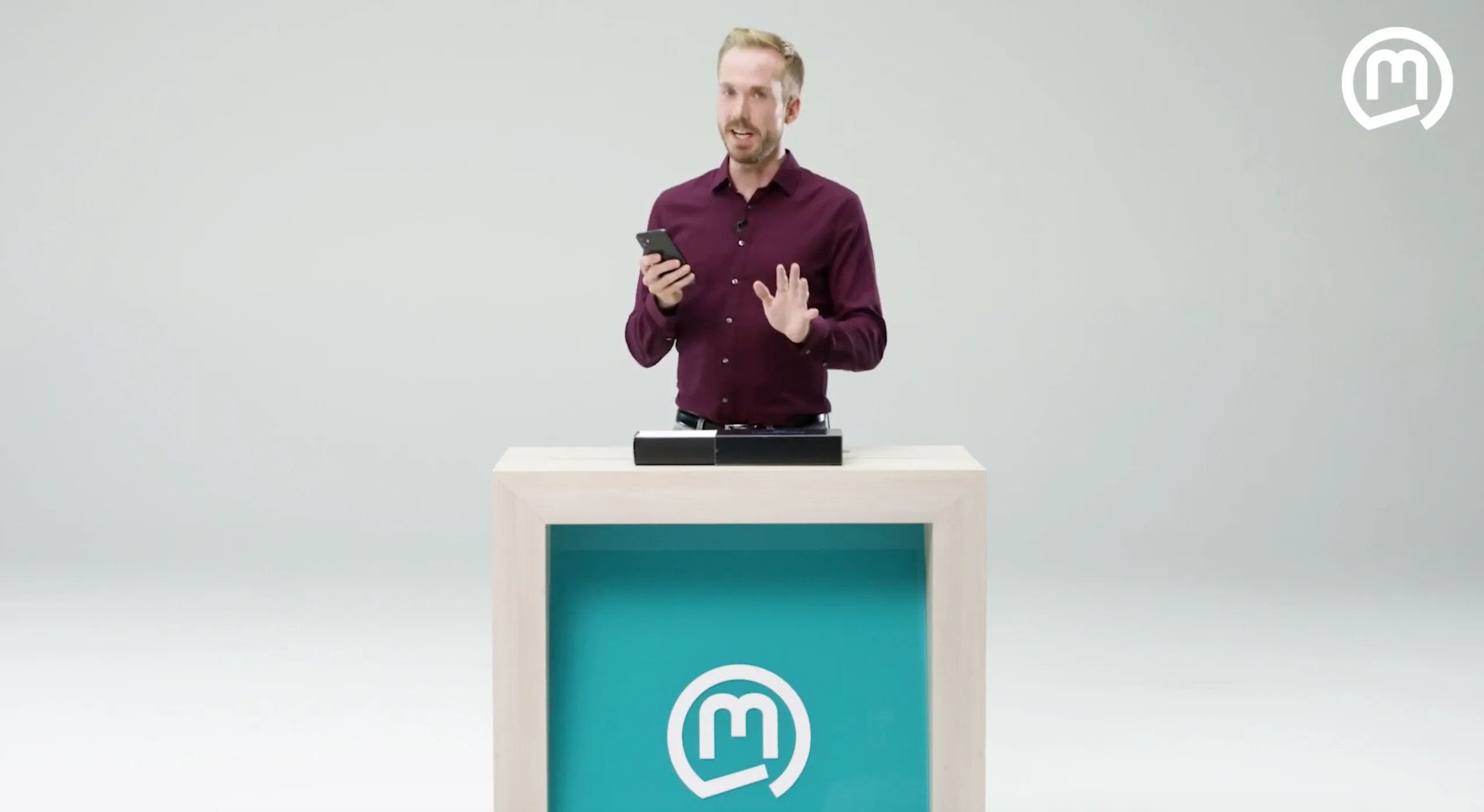 Moderator Felix Uhlig stellt die digitale Schlüsselplattform PnD3 von Marquardt am Pult vor