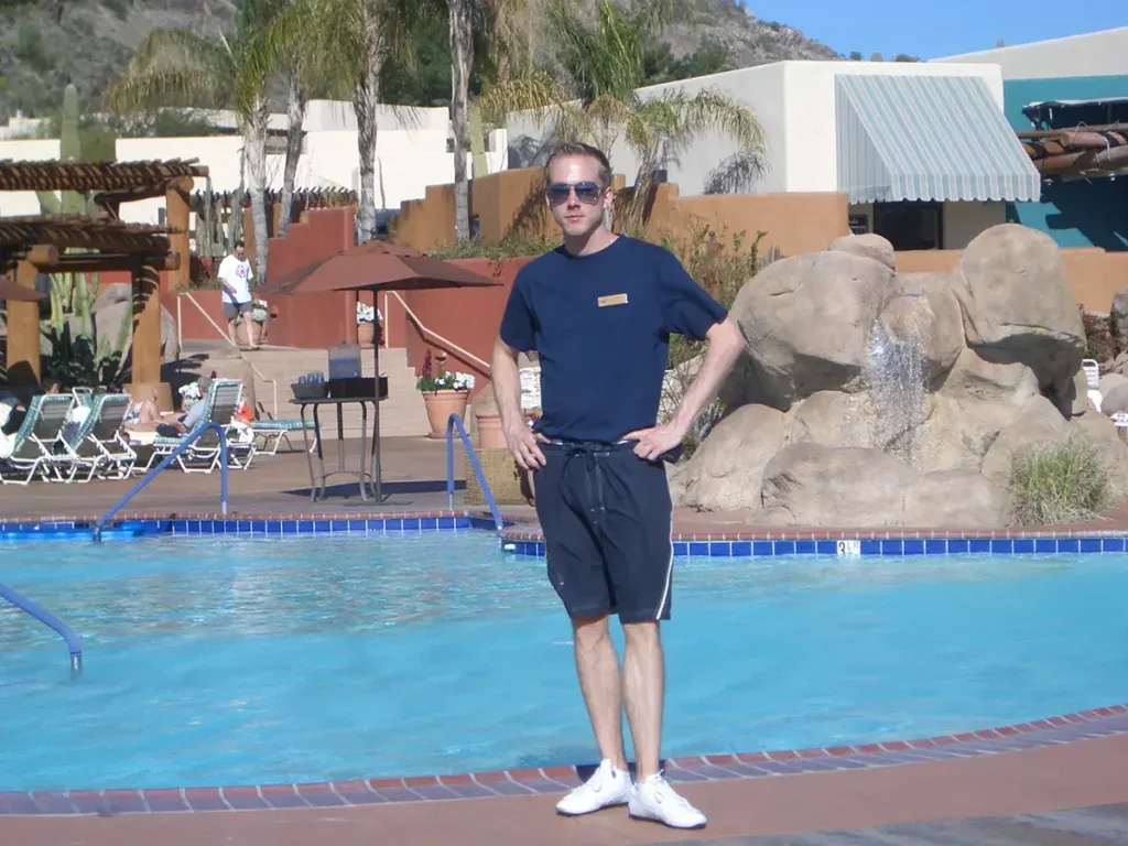 Felix Uhlig als Management-Trainee am Pool des Marriott in Scottsdale, Arizona