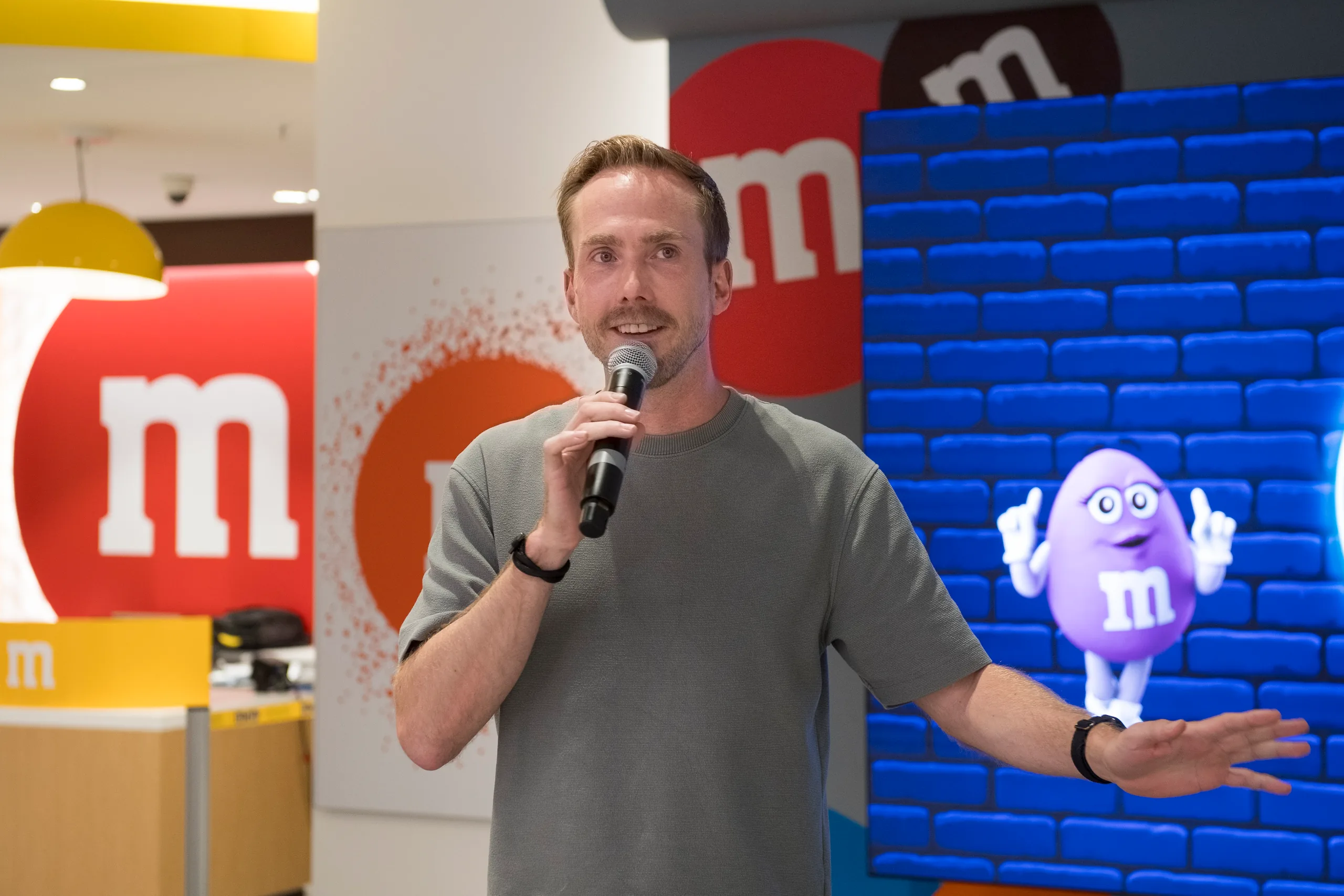 Felix Uhlig moderiert vor der Leinwand des M&M's Film Festival in Berlin