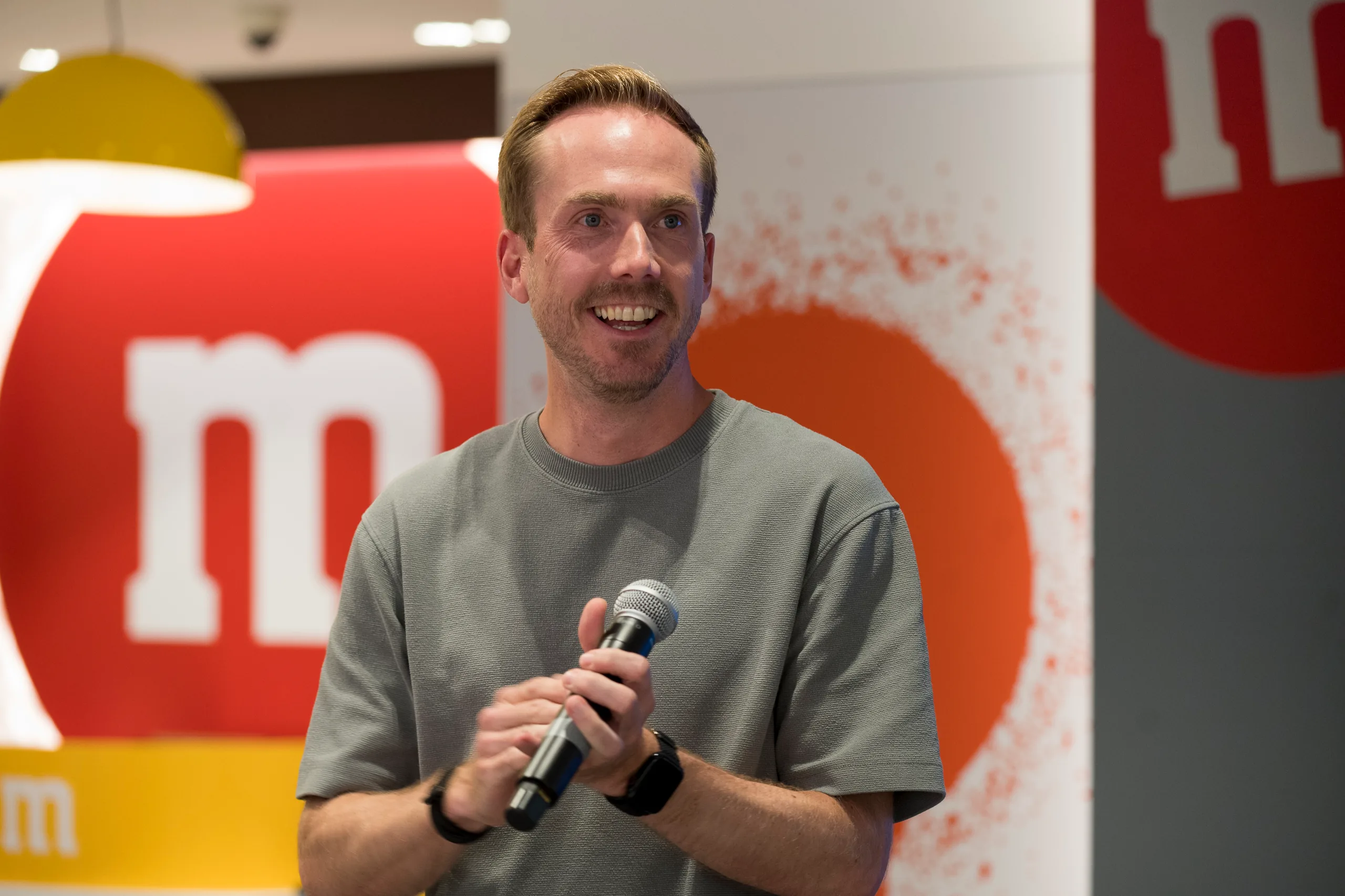 Porträt von Moderator Felix Uhlig mit Mikrofon beim M&M's Film Festival in Berlin