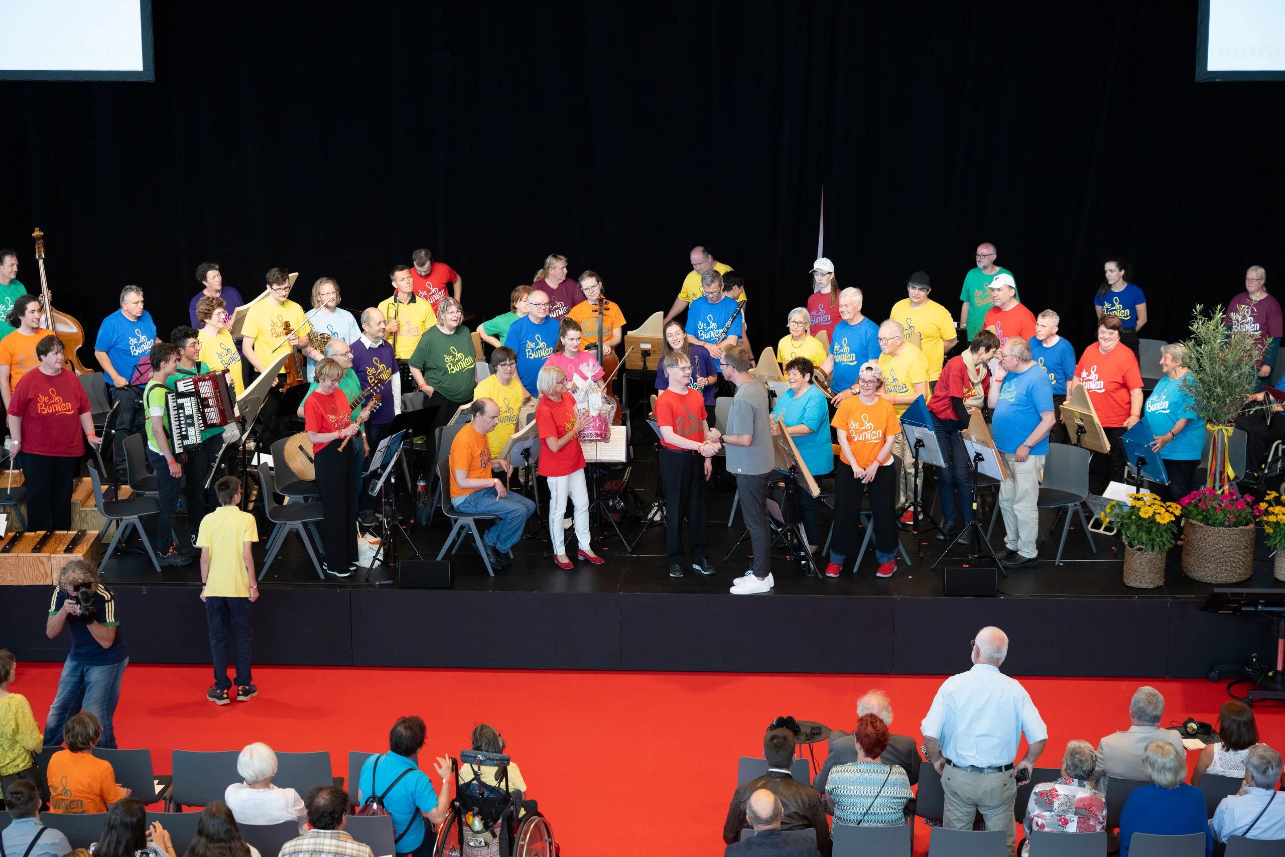 Großes Ensemble in bunten Farben auf der Bühne des 6. Musikfests der Stiftung Würth im Carmen Würth Forum