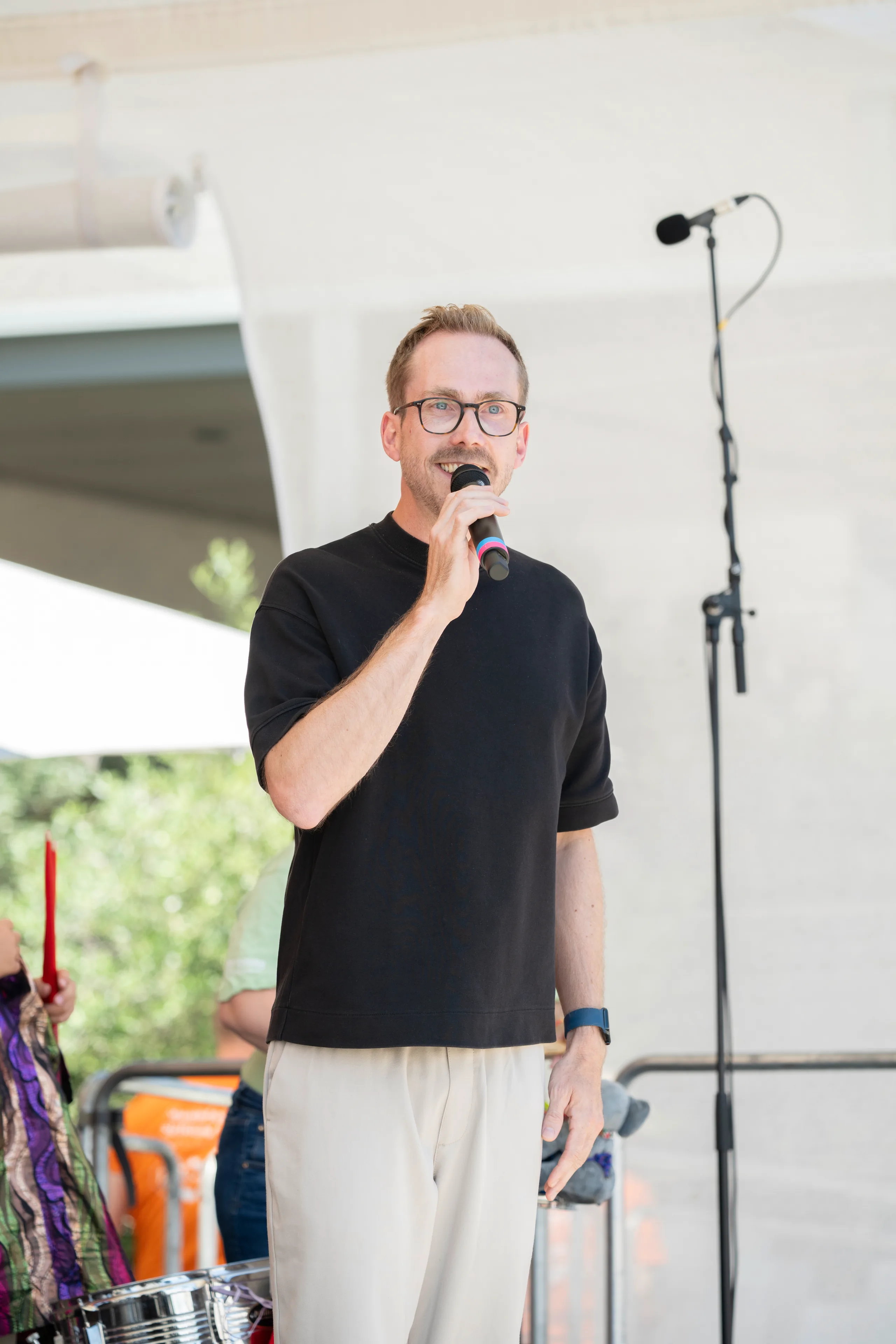 Moderator Felix Uhlig am Mikrofon beim 7. Musikfest der Stiftung Würth in Künzelsau