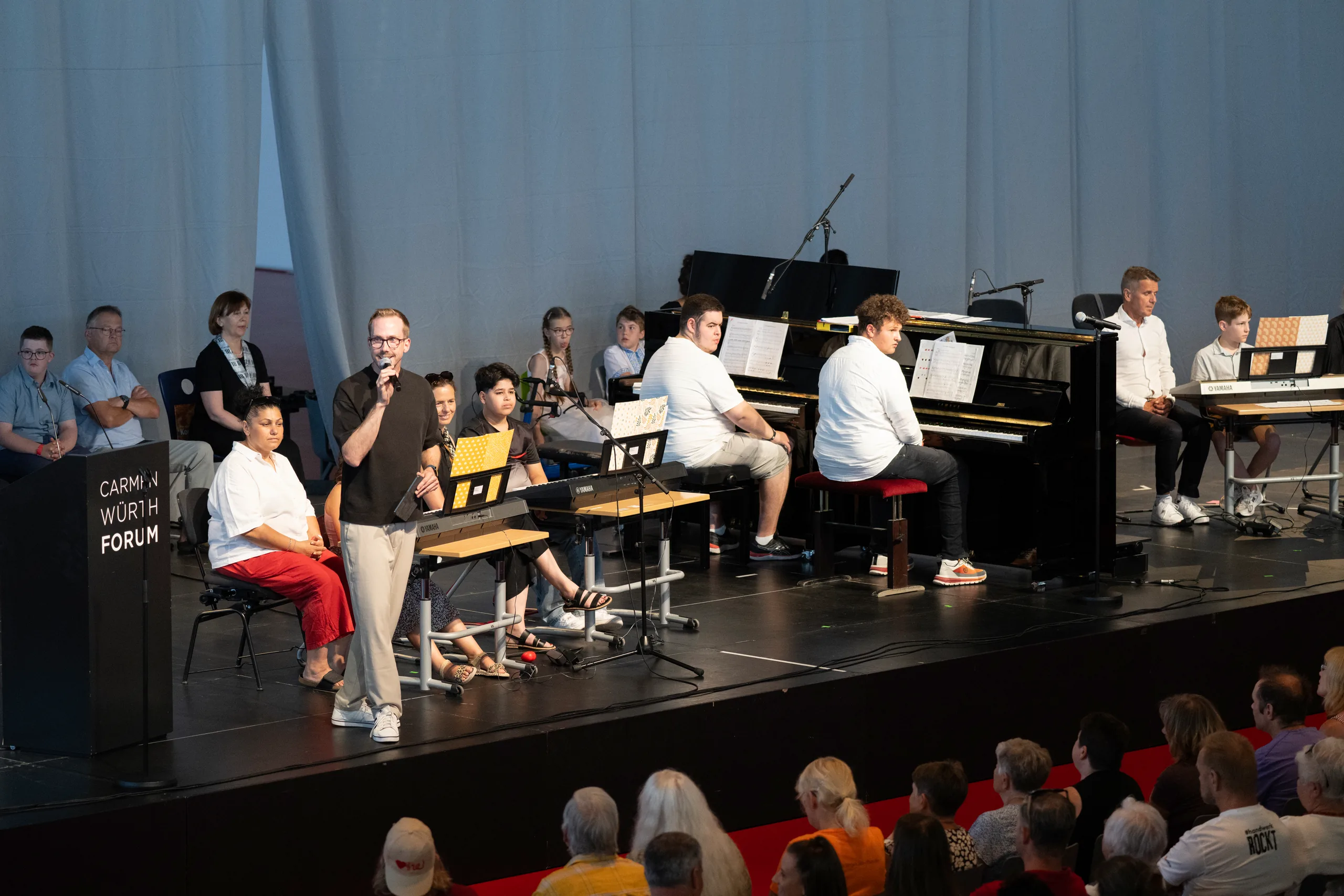 Moderator Felix Uhlig beim Klavierprojekt auf der Bühne des Carmen Würth Forums, 7. Musikfest der Stiftung Würth
