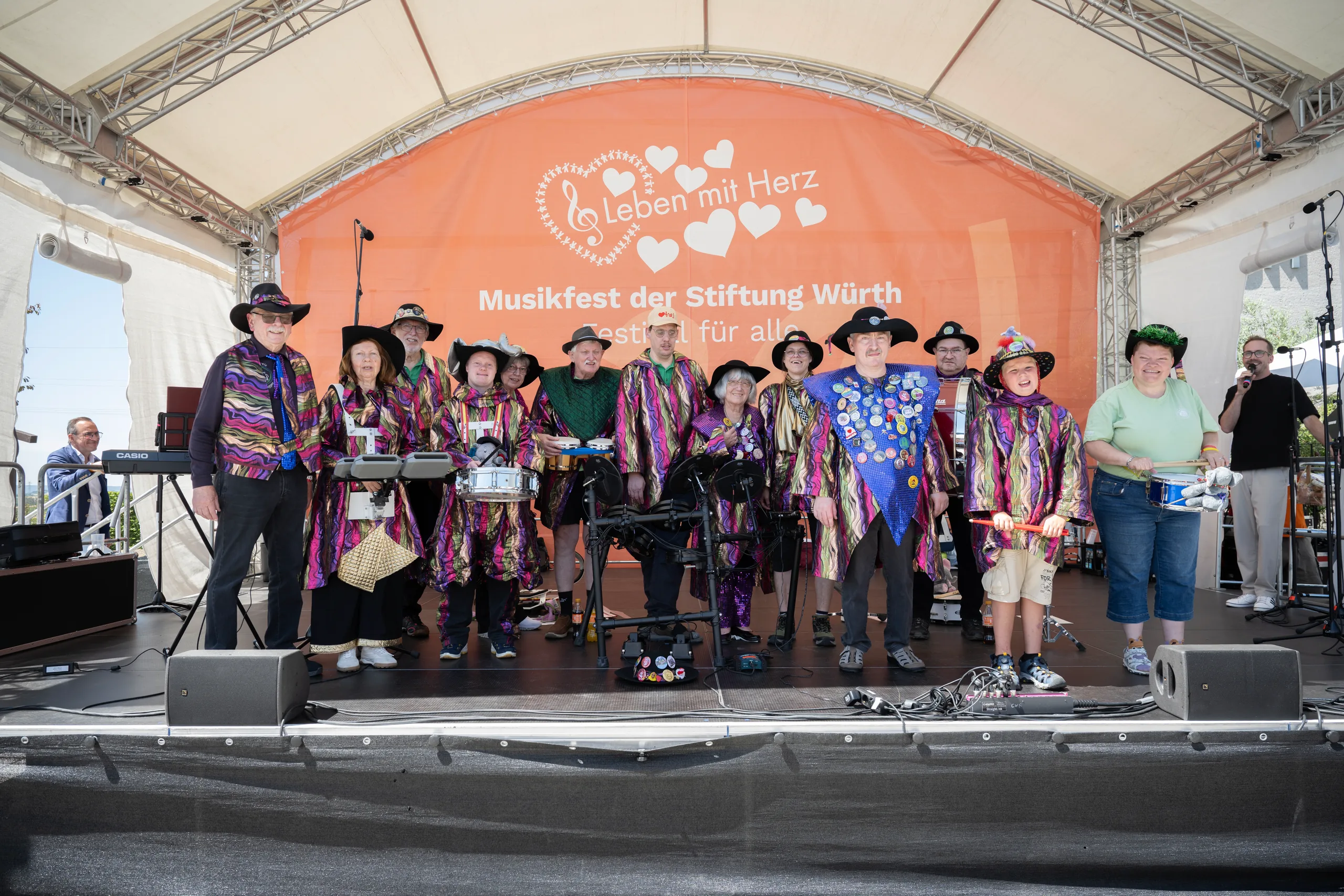 Musikgruppe auf der Open-Air-Bühne des 7. Musikfests der Stiftung Würth unter dem Motto Leben mit Herz