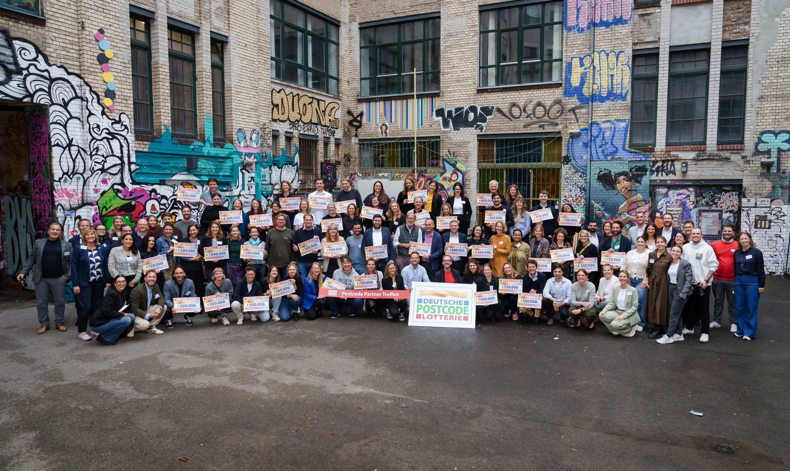Gruppenfoto der Förderpartner beim Postcode Partner Treffen 2025 in Berlin