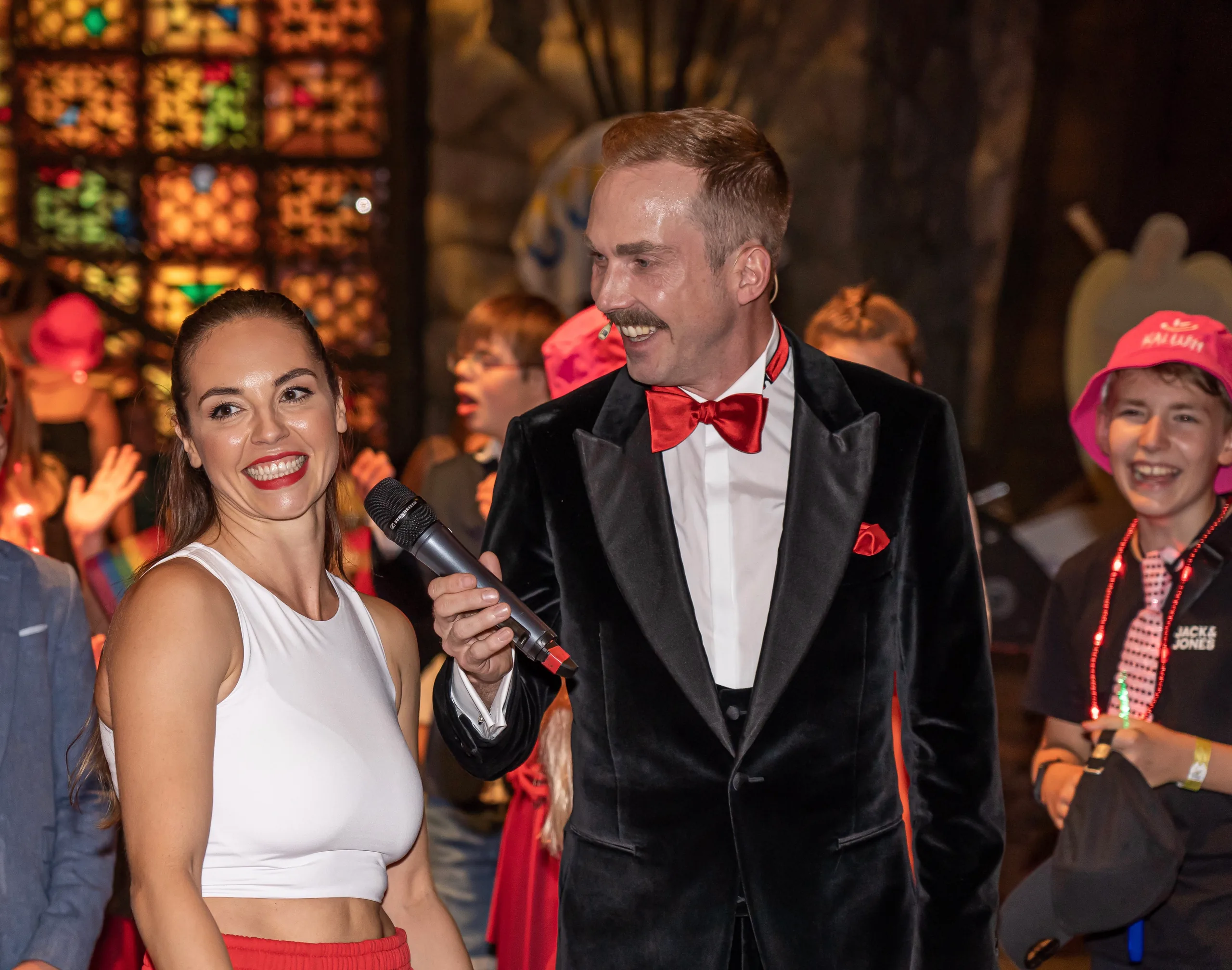 Felix Uhlig 2022 mitten im Publikum der PSD Gala der Kinderschutzengel in Berlin