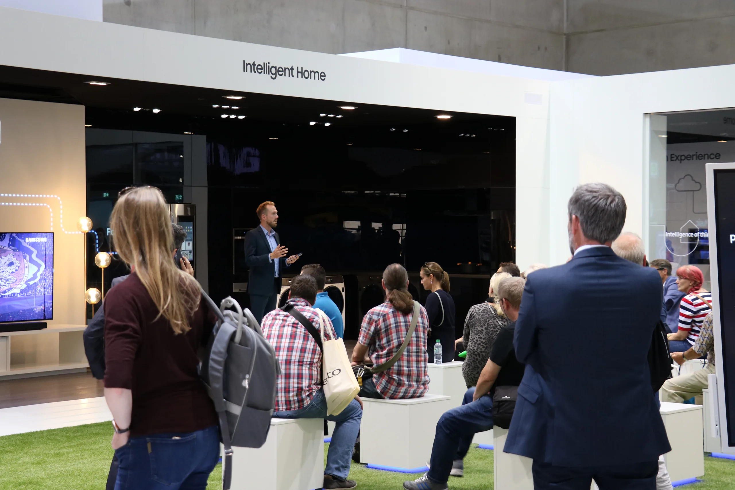 Host Felix Uhlig in front of the audience at the Samsung booth at IFA 2018 in Berlin