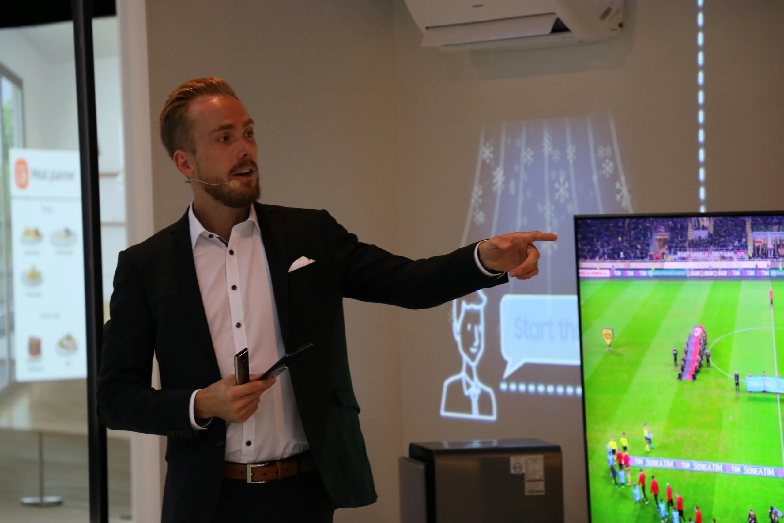 Host Felix Uhlig explaining how Samsung's connected devices work at IFA 2018 in Berlin
