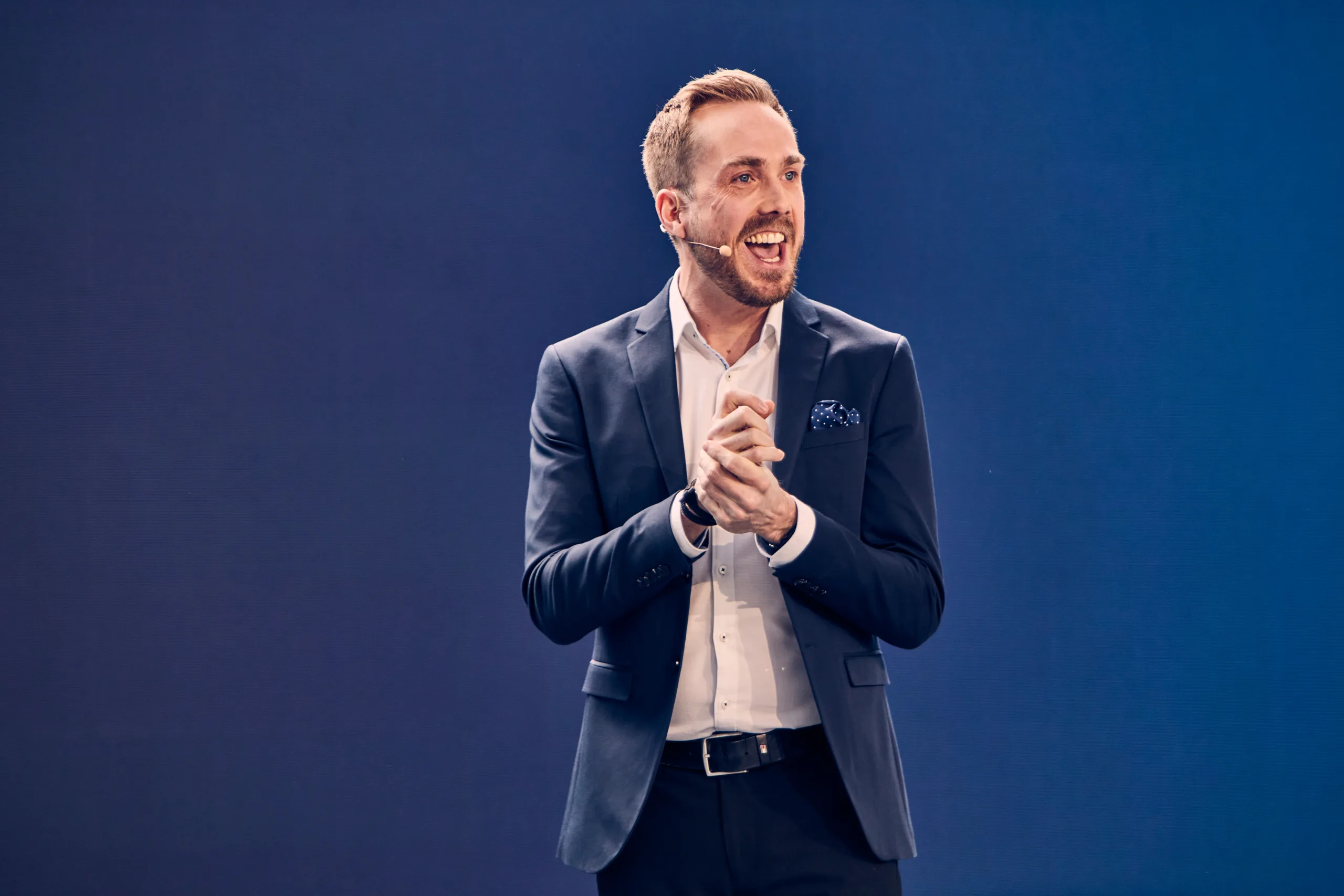 Moderator Felix Uhlig auf der Bühne des Sonnen Partnerevents 2023 in München