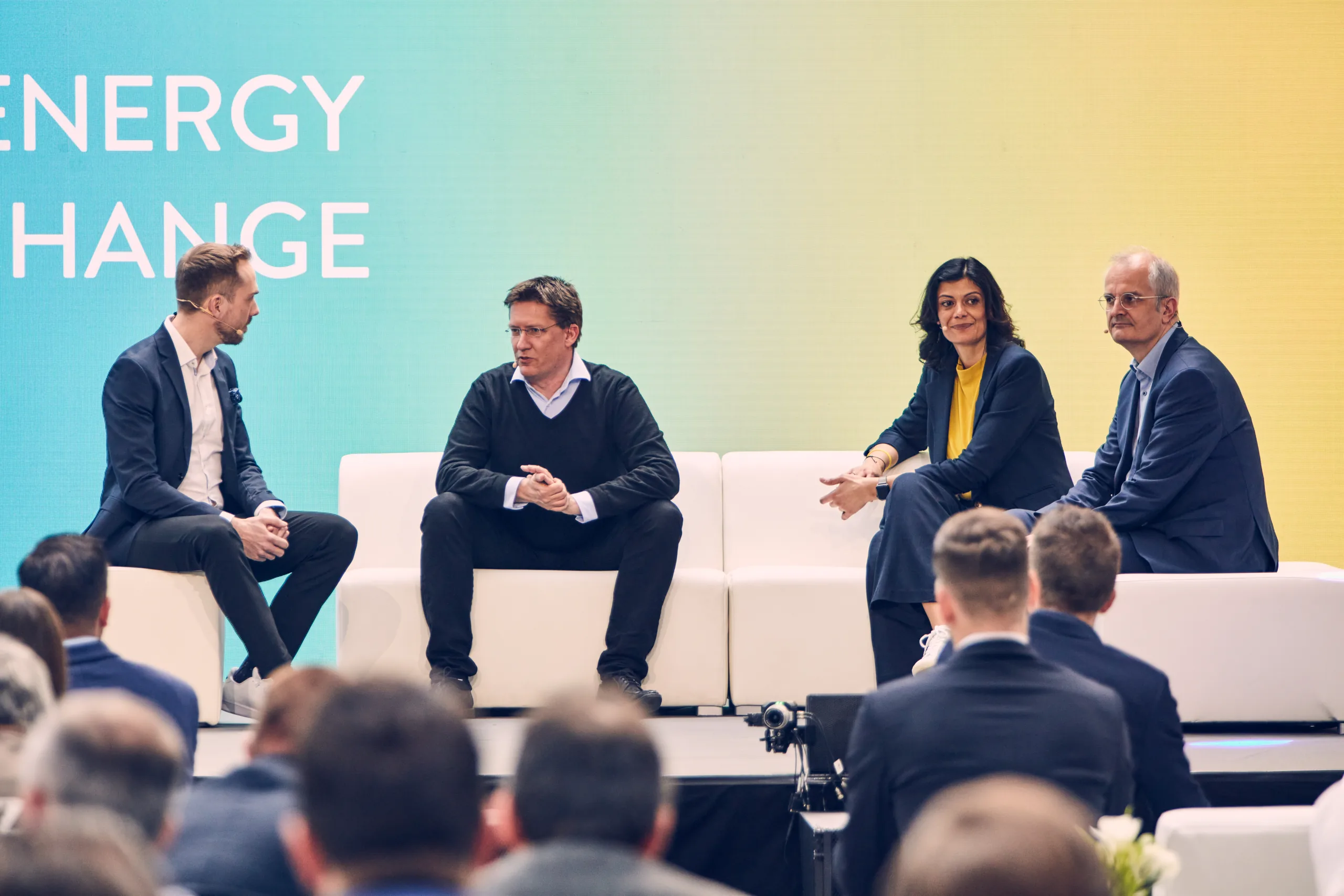 Felix Uhlig moderiert eine Podiumsrunde beim Sonnen Partnerevent Full Energy for Change 2023 in München