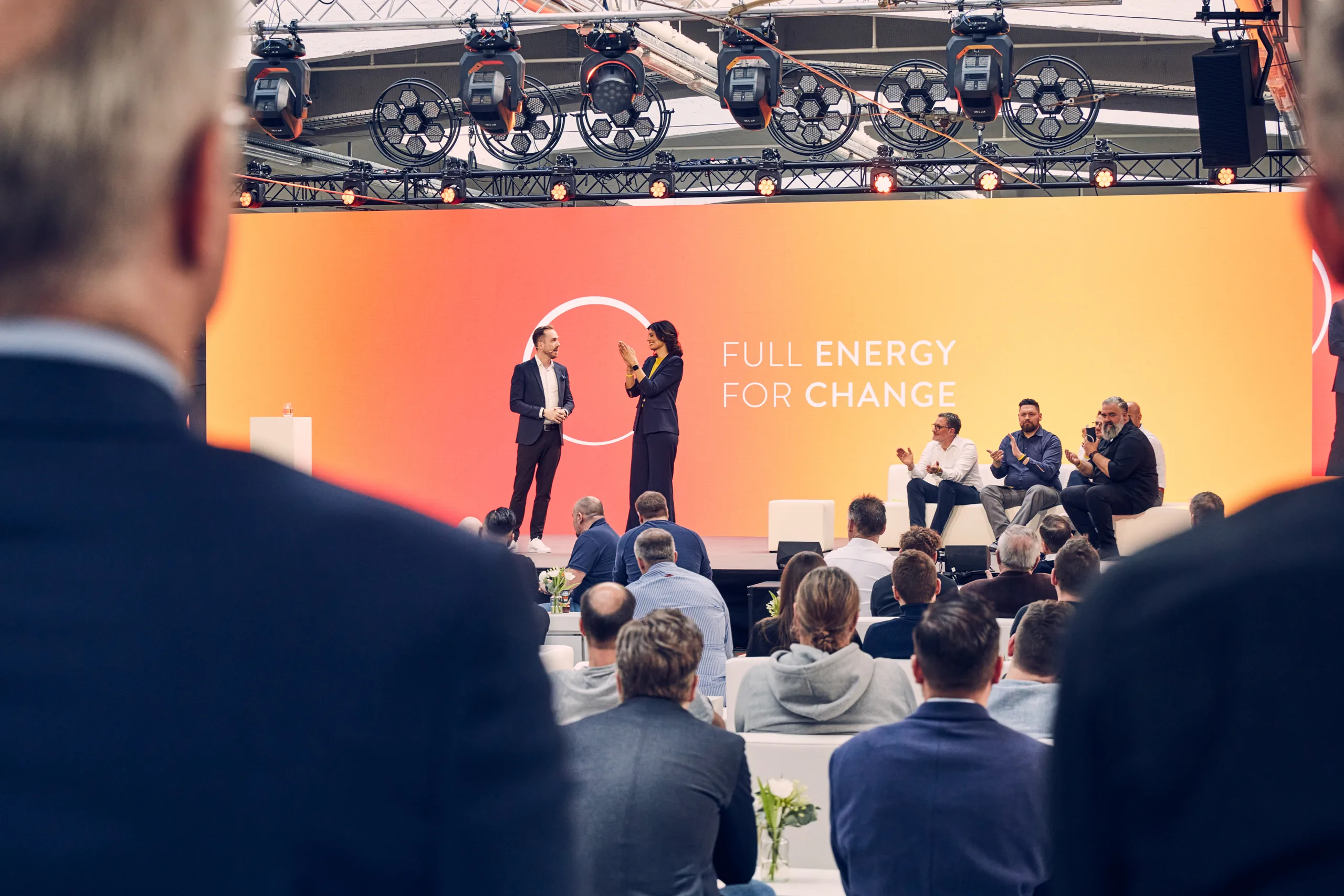 Blick aus dem Publikum auf die Bühne des Sonnen Partnerevents Full Energy for Change 2023 in München