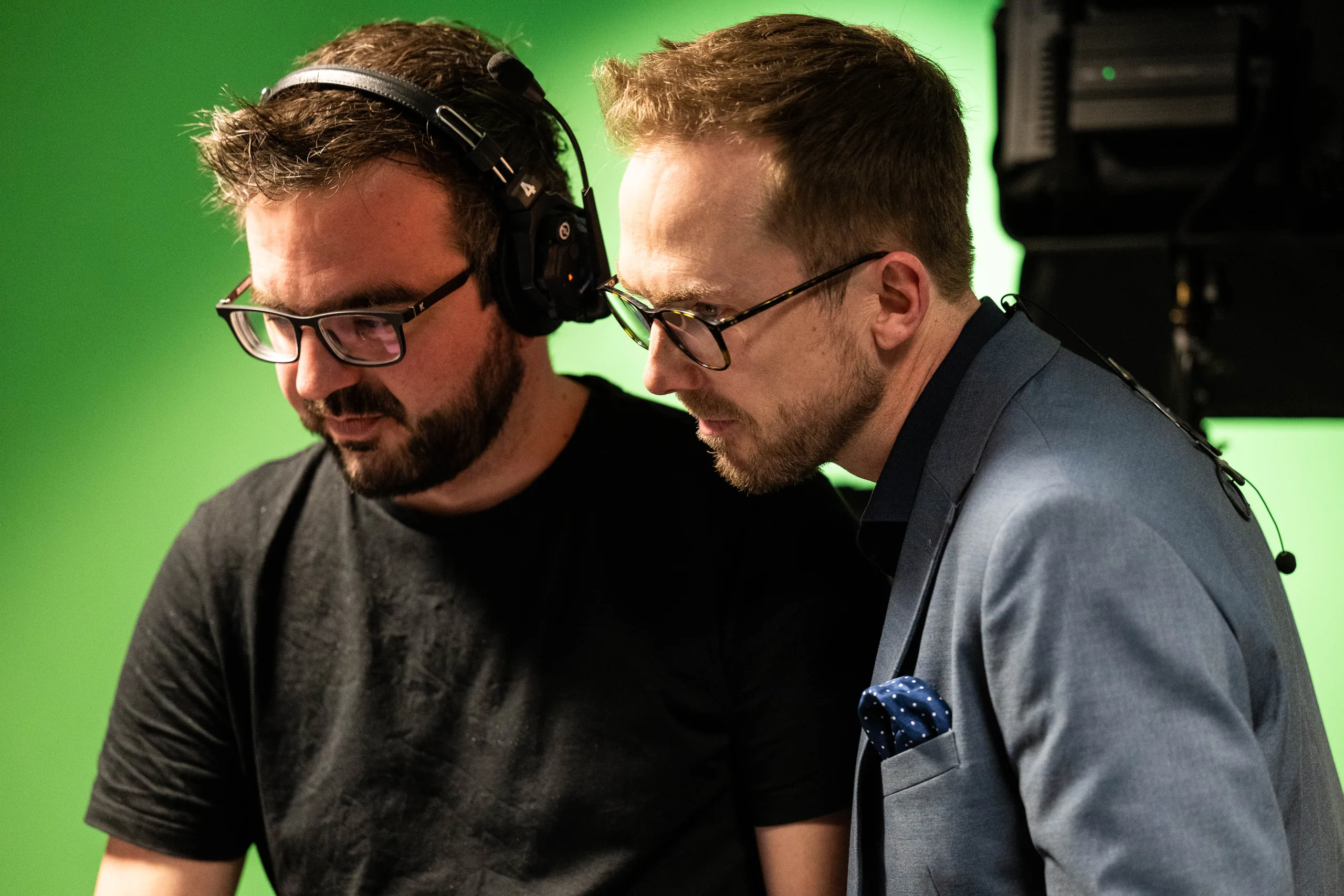 Felix Uhlig bespricht sich vor dem Greenscreen mit einem Techniker bei TEDx KLU Hamburg