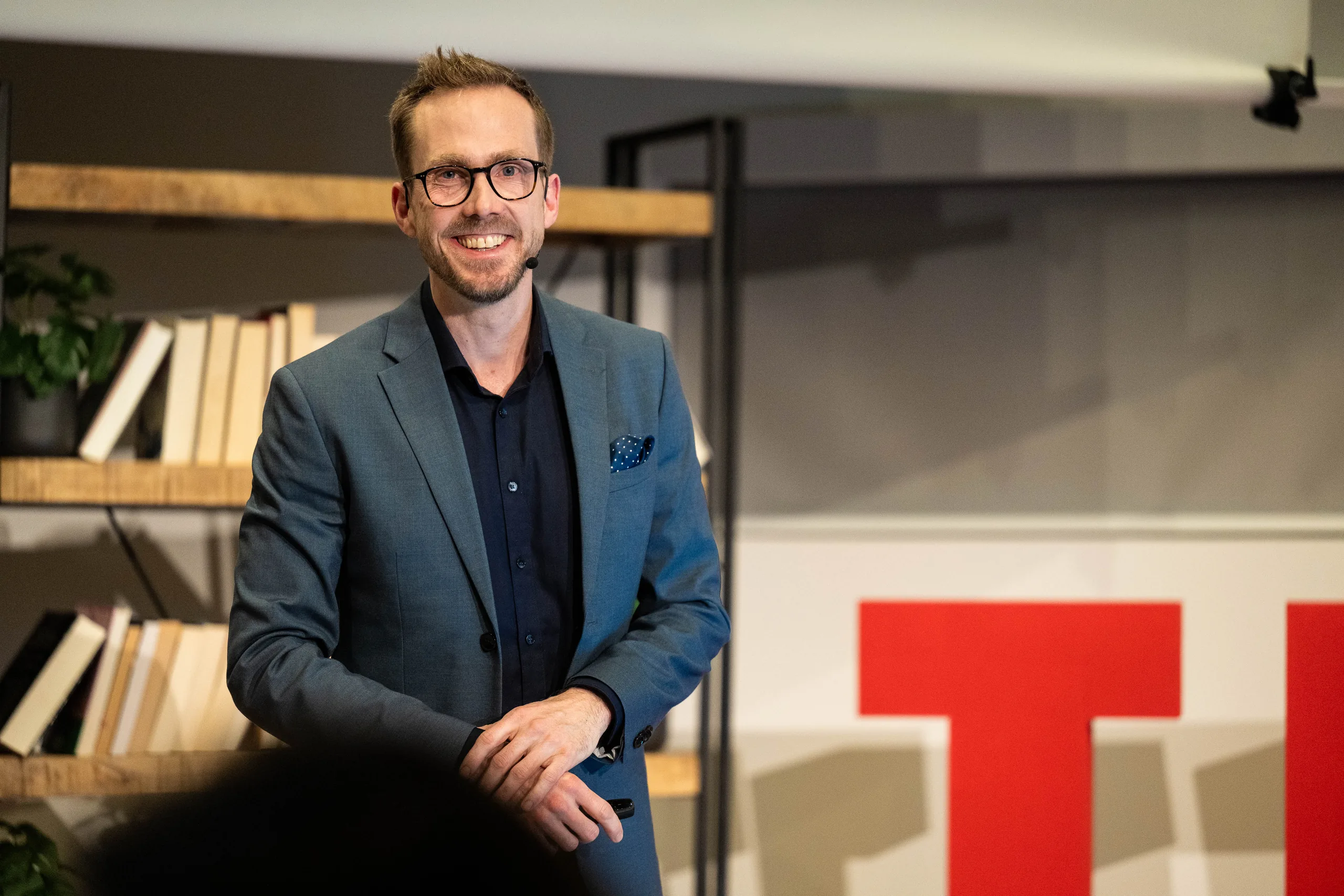 Porträt von Moderator Felix Uhlig auf der Bühne von TEDx KLU Hamburg
