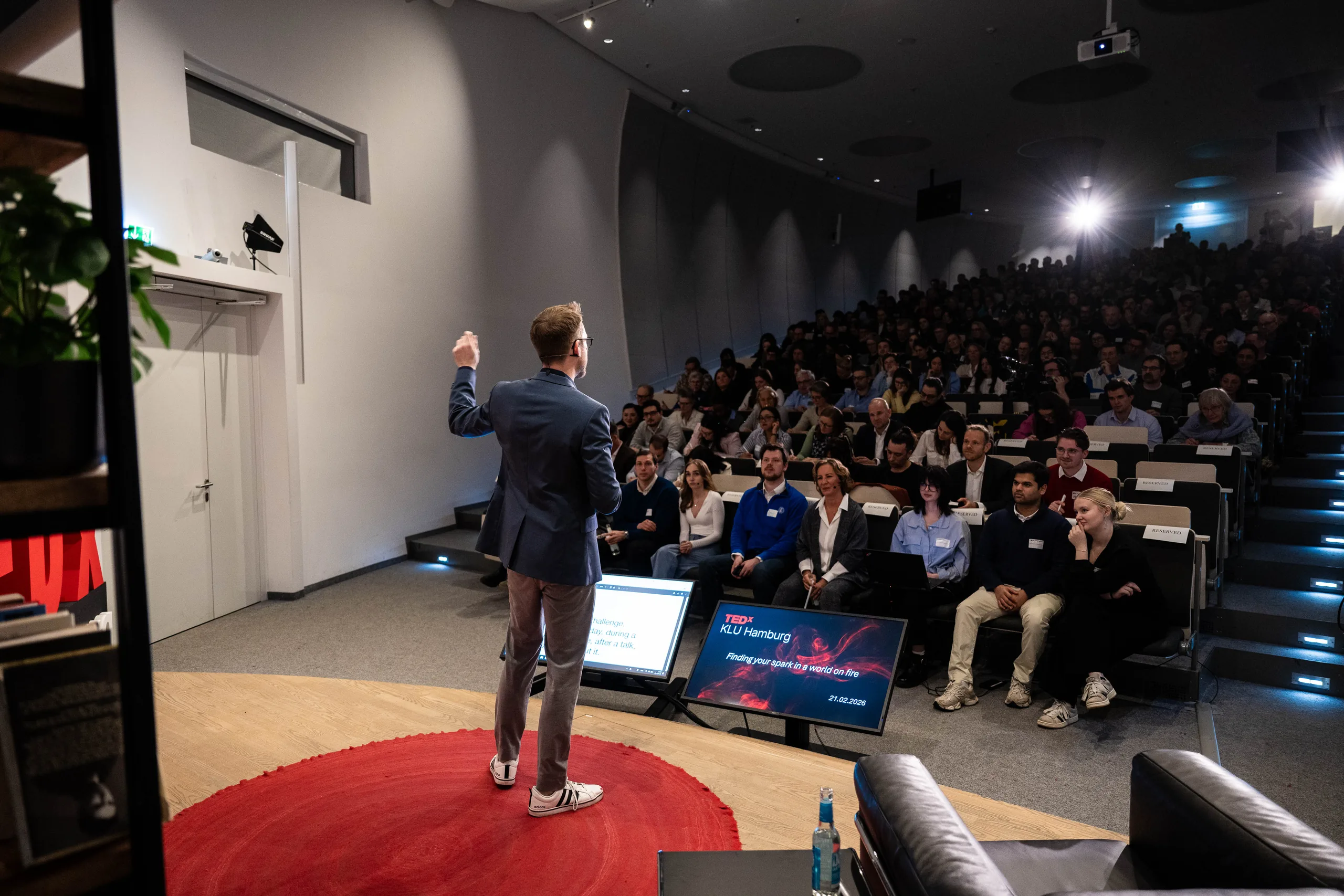 Blick über den vollen Hörsaal bei TEDx KLU Hamburg, Felix Uhlig auf der Bühne