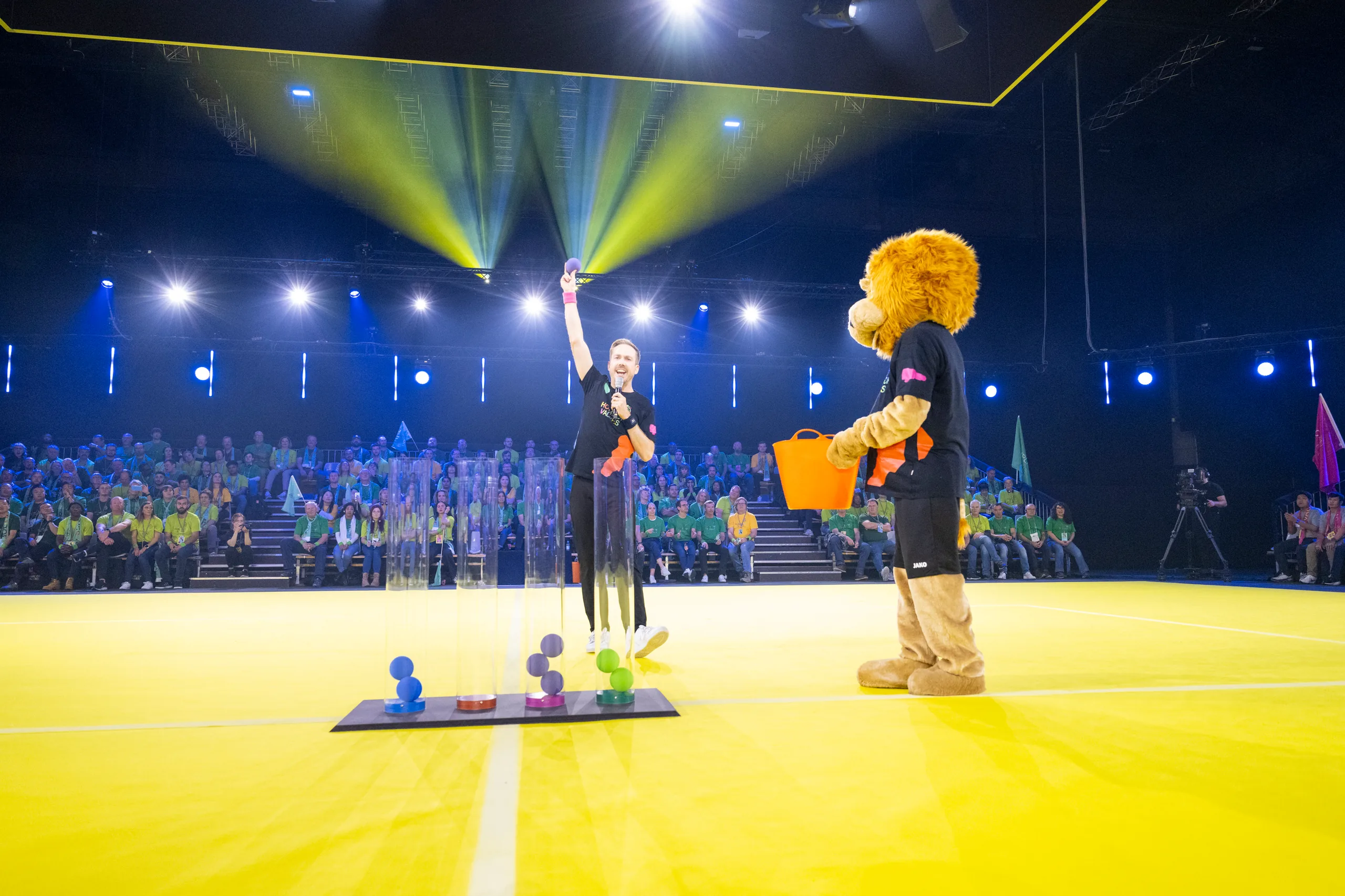Totale der Arena bei VEGA Home of Values im Europa-Park Rust mit Moderator Felix Uhlig