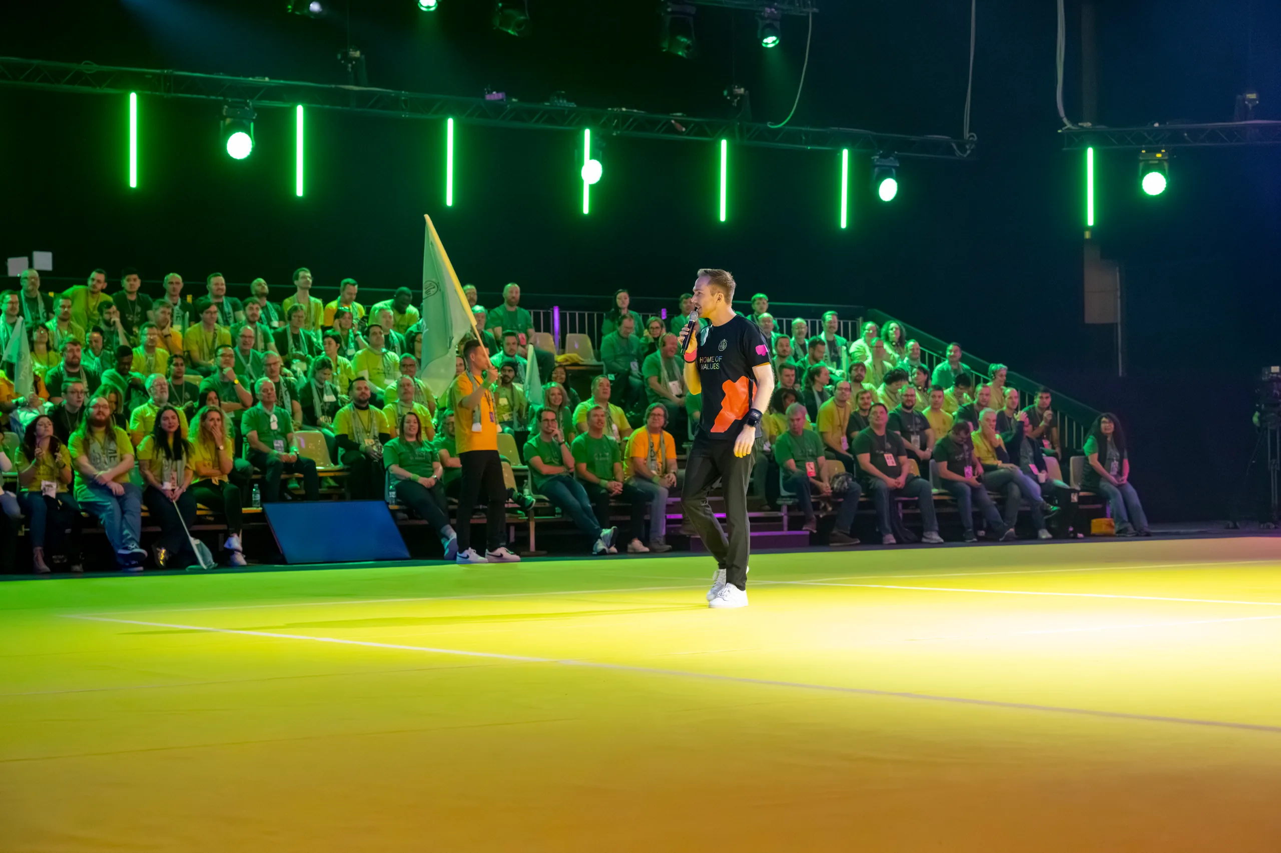 Felix Uhlig in der grün ausgeleuchteten Arena bei VEGA Home of Values im Europa-Park Rust