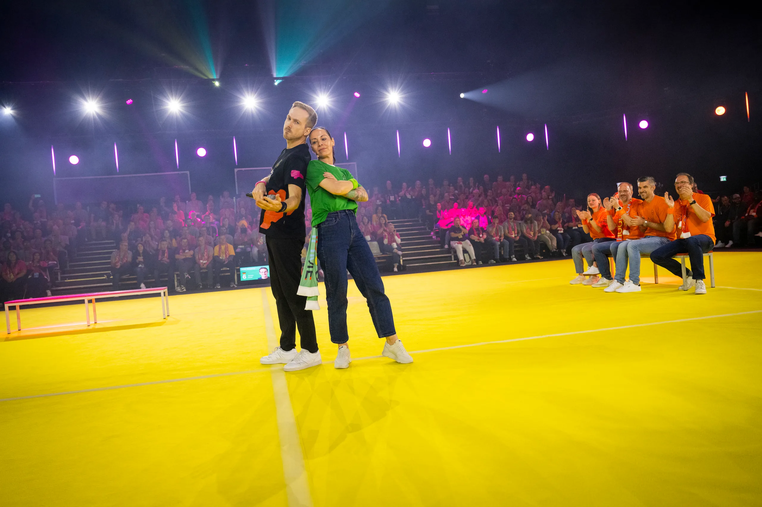 Jubel in der Arena bei VEGA Home of Values im Europa-Park Rust, moderiert von Felix Uhlig