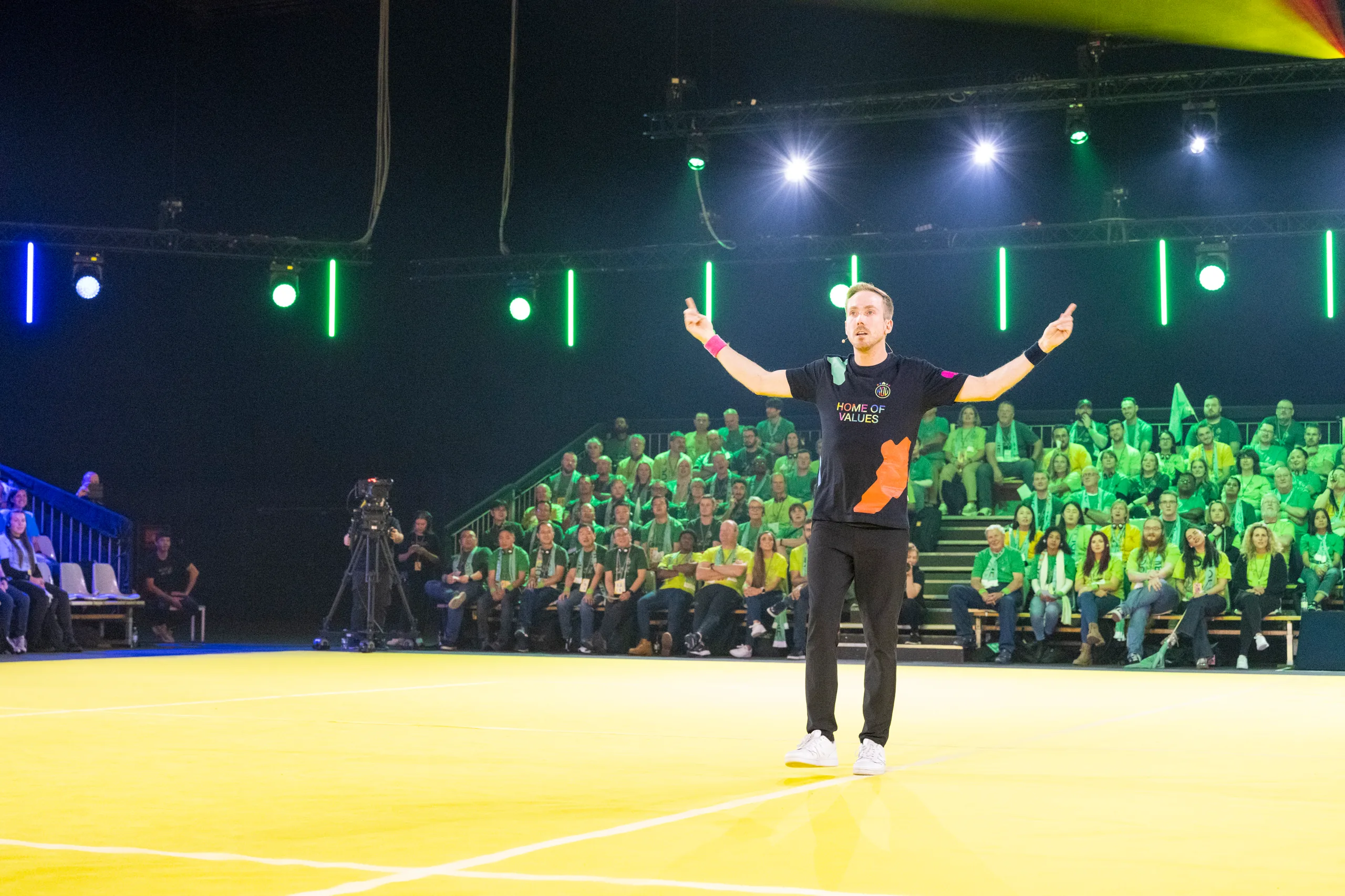 Felix Uhlig mit offenen Armen vor den Teams bei VEGA Home of Values im Europa-Park Rust