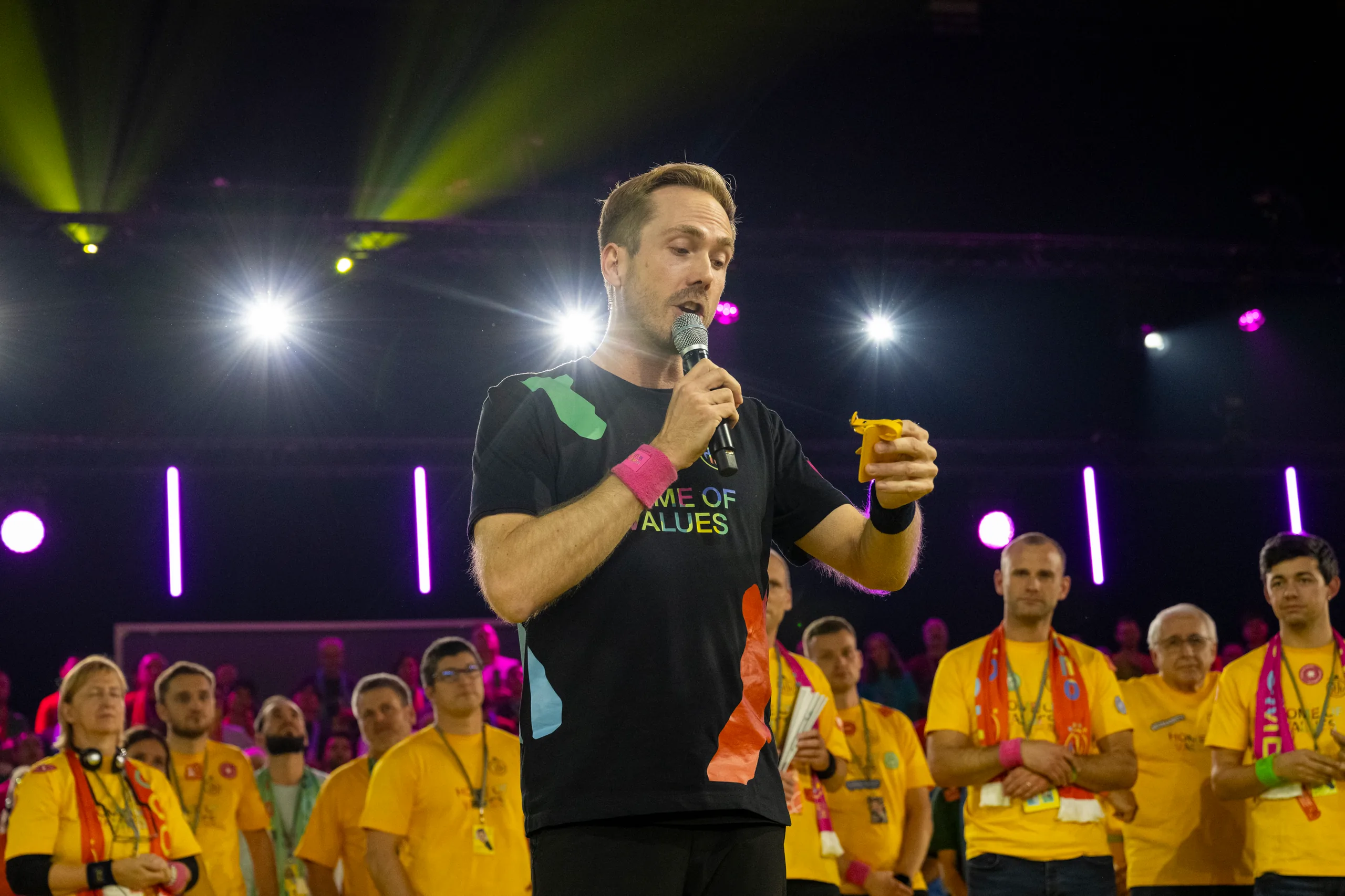 Porträt von Moderator Felix Uhlig am Mikrofon bei VEGA Home of Values im Europa-Park Rust