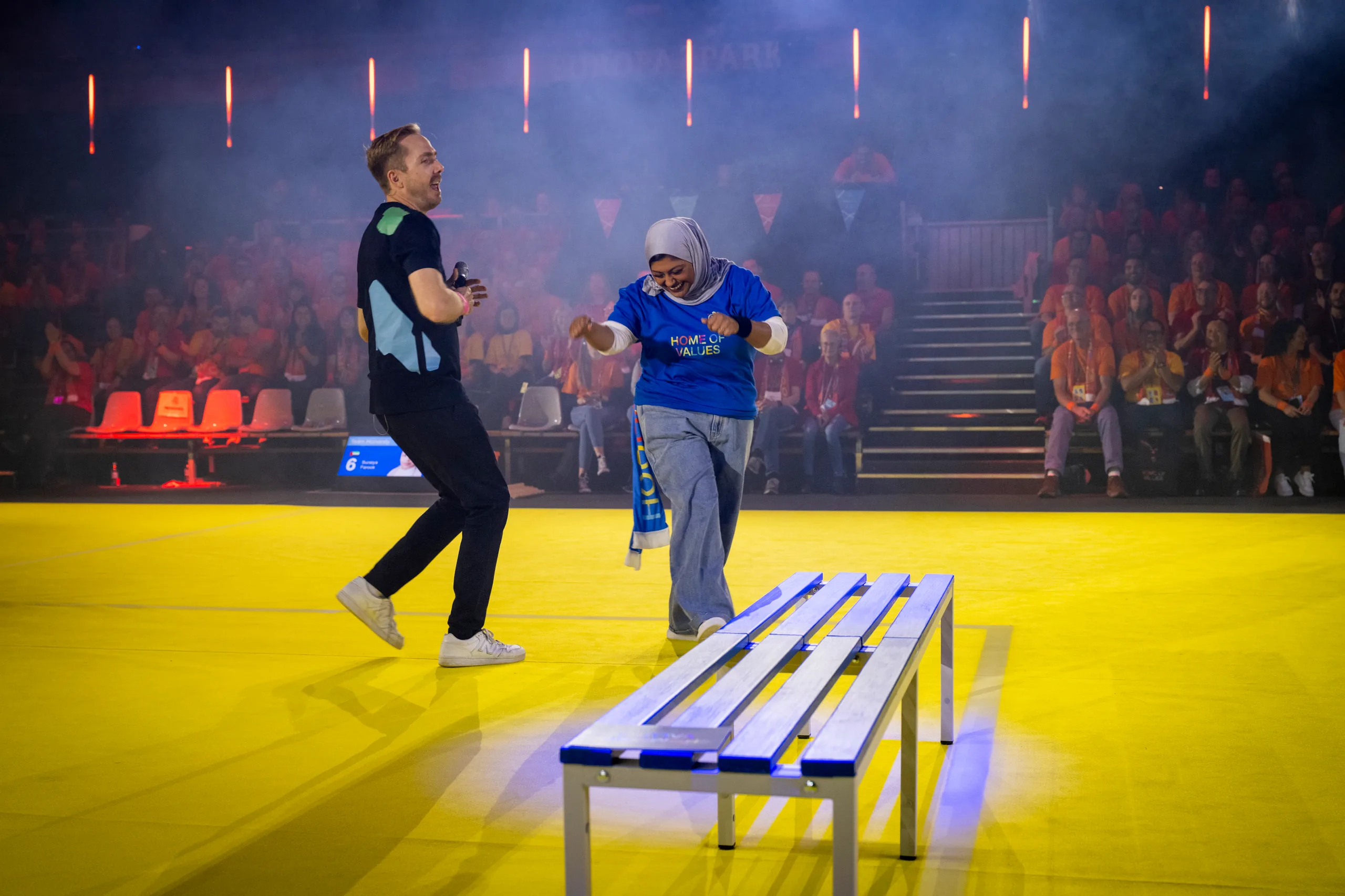 Felix Uhlig moderiert eine Spielrunde bei VEGA Home of Values im Europa-Park Rust