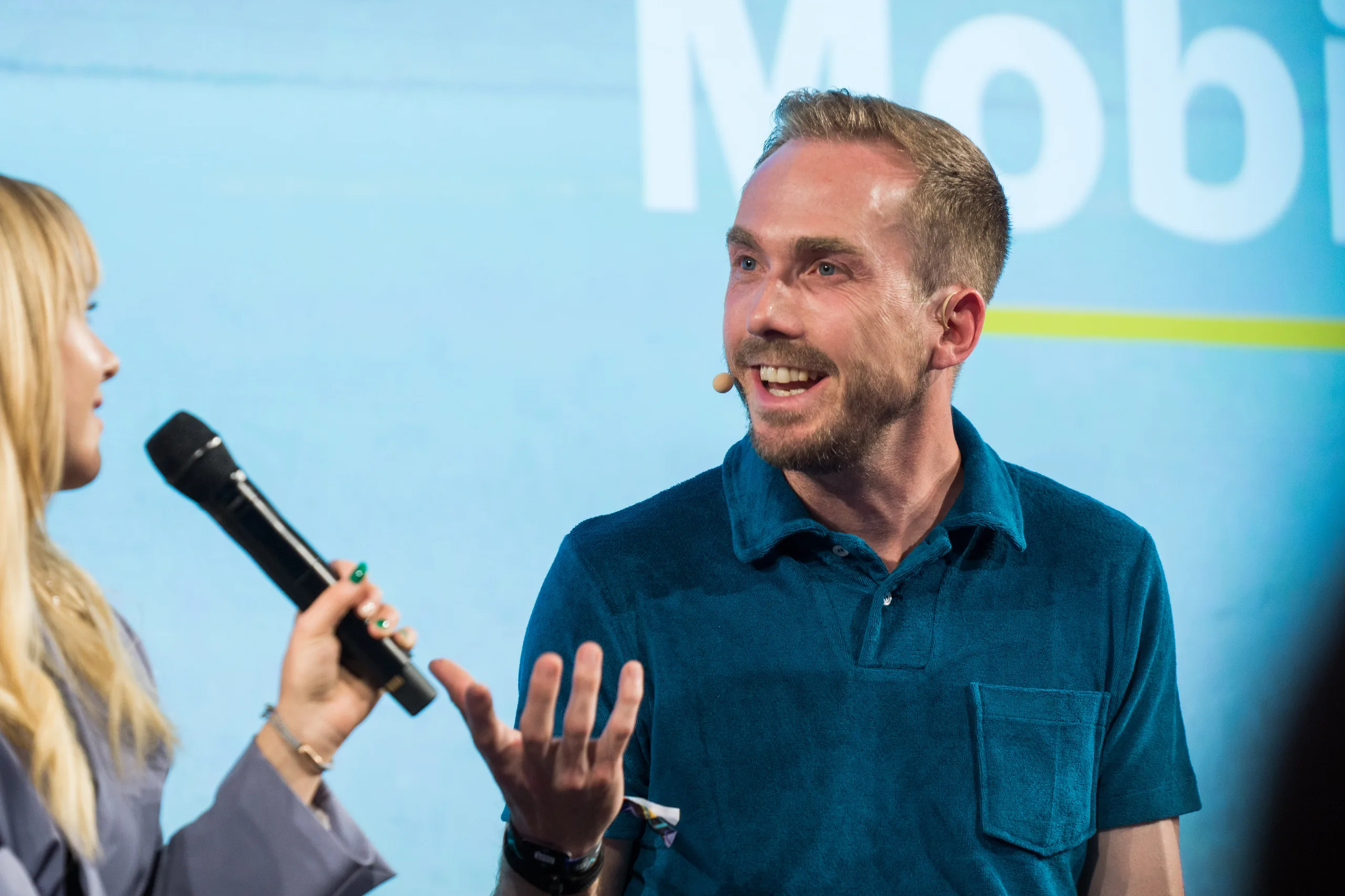 Nahaufnahme eines Bühnengesprächs bei der Visa Masterclass der OMR 2022 in Hamburg