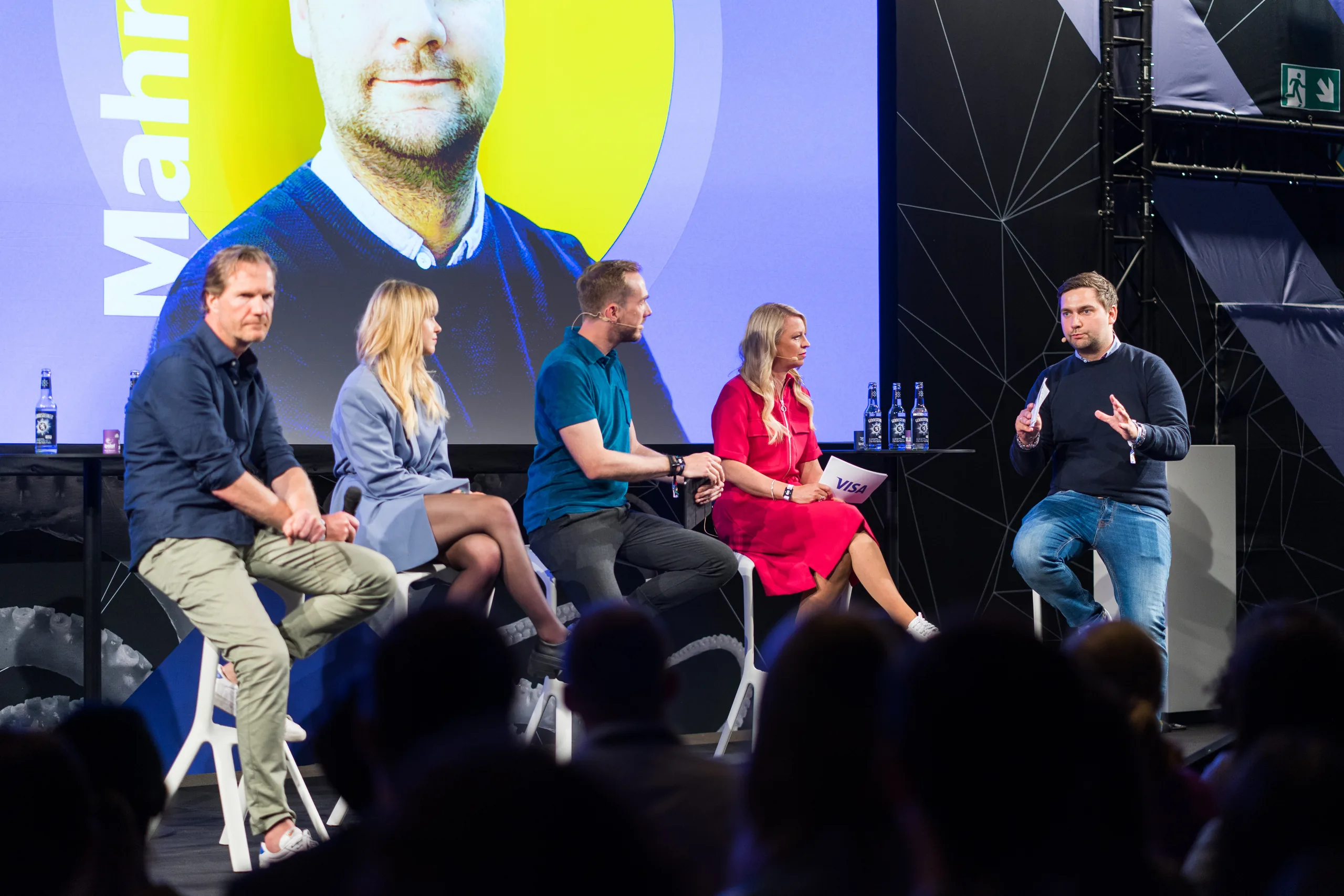 Podium der Visa Masterclass bei den OMR 2022 in Hamburg, im Hintergrund die Leinwand