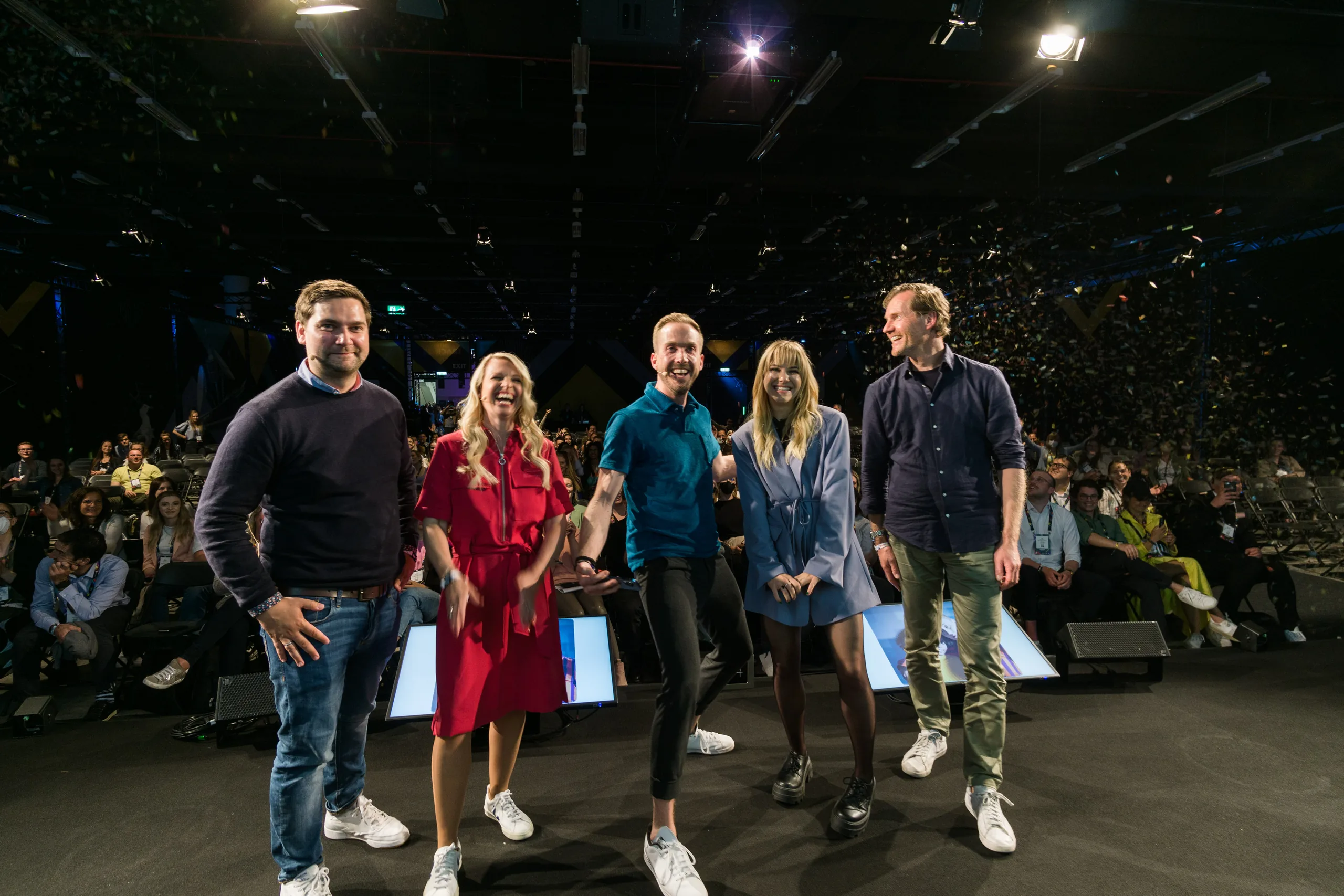 Die Runde der Visa Masterclass auf der Bühne der OMR 2022 in Hamburg vor vollem Saal