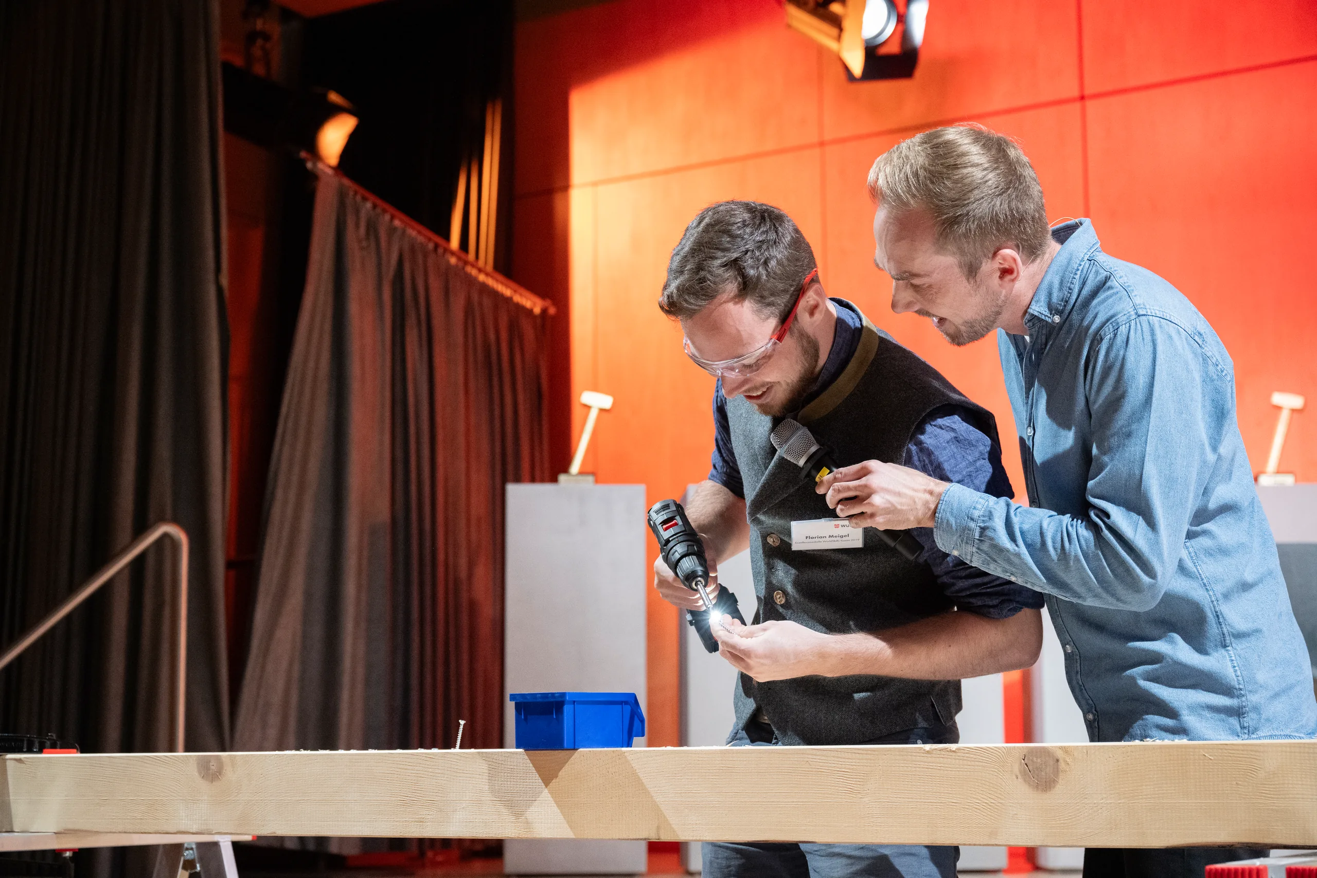 Felix Uhlig an der Werkbank beim Würth-Handwerkswettbewerb MACH WAS! 2023 in Künzelsau