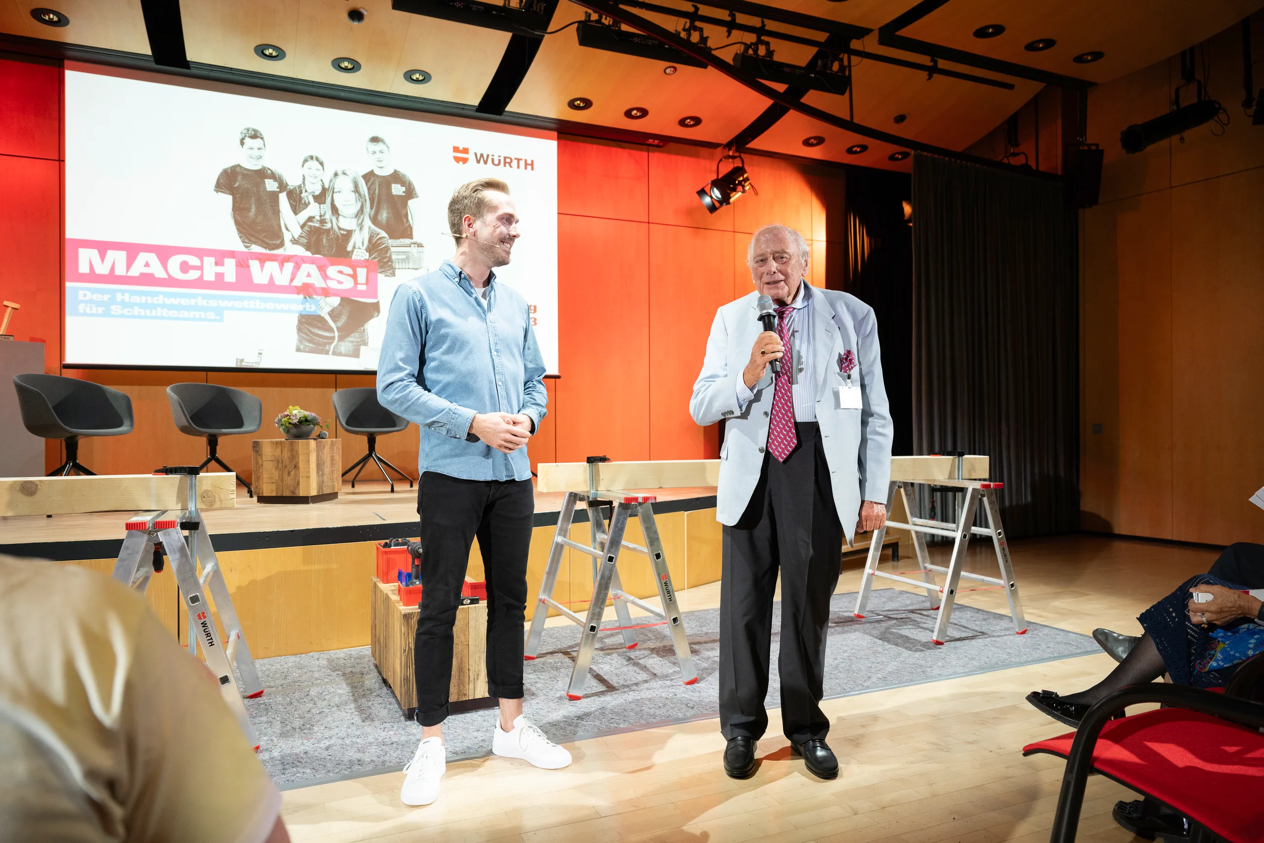 Felix Uhlig begleitet eine Ansprache beim Würth-Wettbewerb MACH WAS! 2023 in Künzelsau