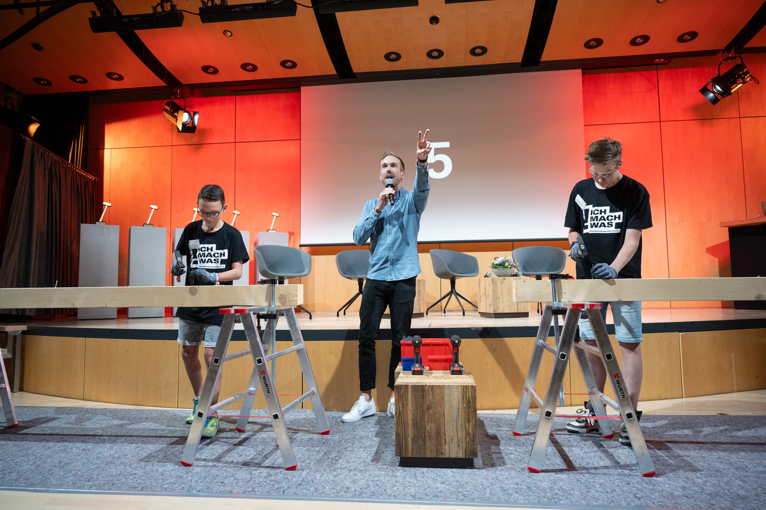 Felix Uhlig moderiert eine Challenge zwischen zwei Schulteams bei MACH WAS! 2023 in Künzelsau