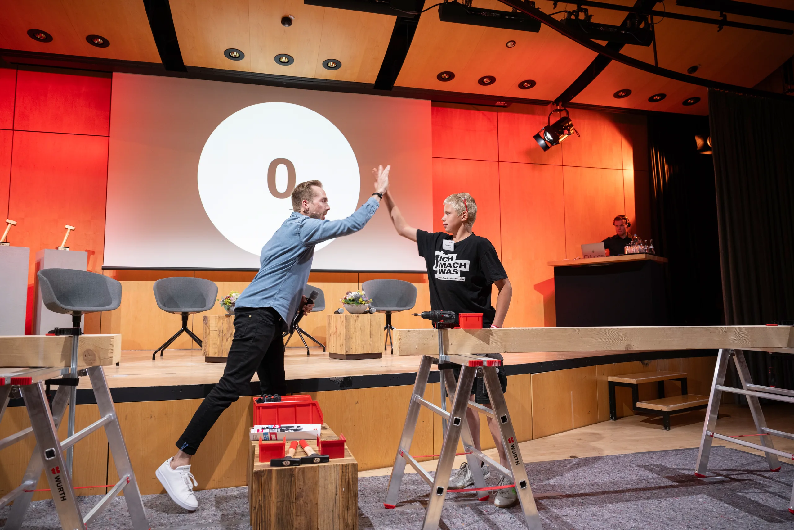 Felix Uhlig zählt eine handwerkliche Challenge bei MACH WAS! 2023 in Künzelsau herunter