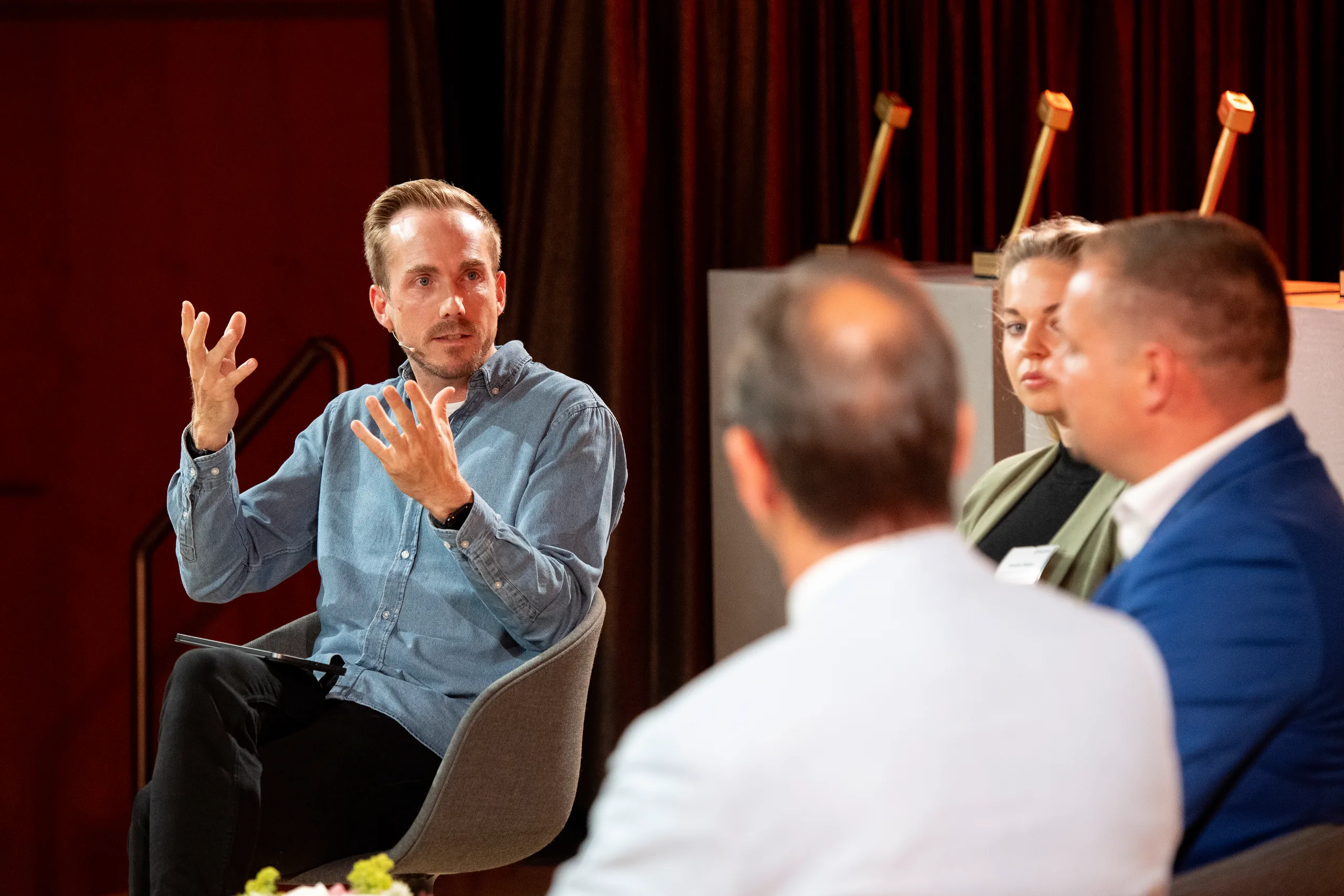 Felix Uhlig im Gespräch mit der Jury des Würth-Handwerkswettbewerbs MACH WAS! 2023 in Künzelsau